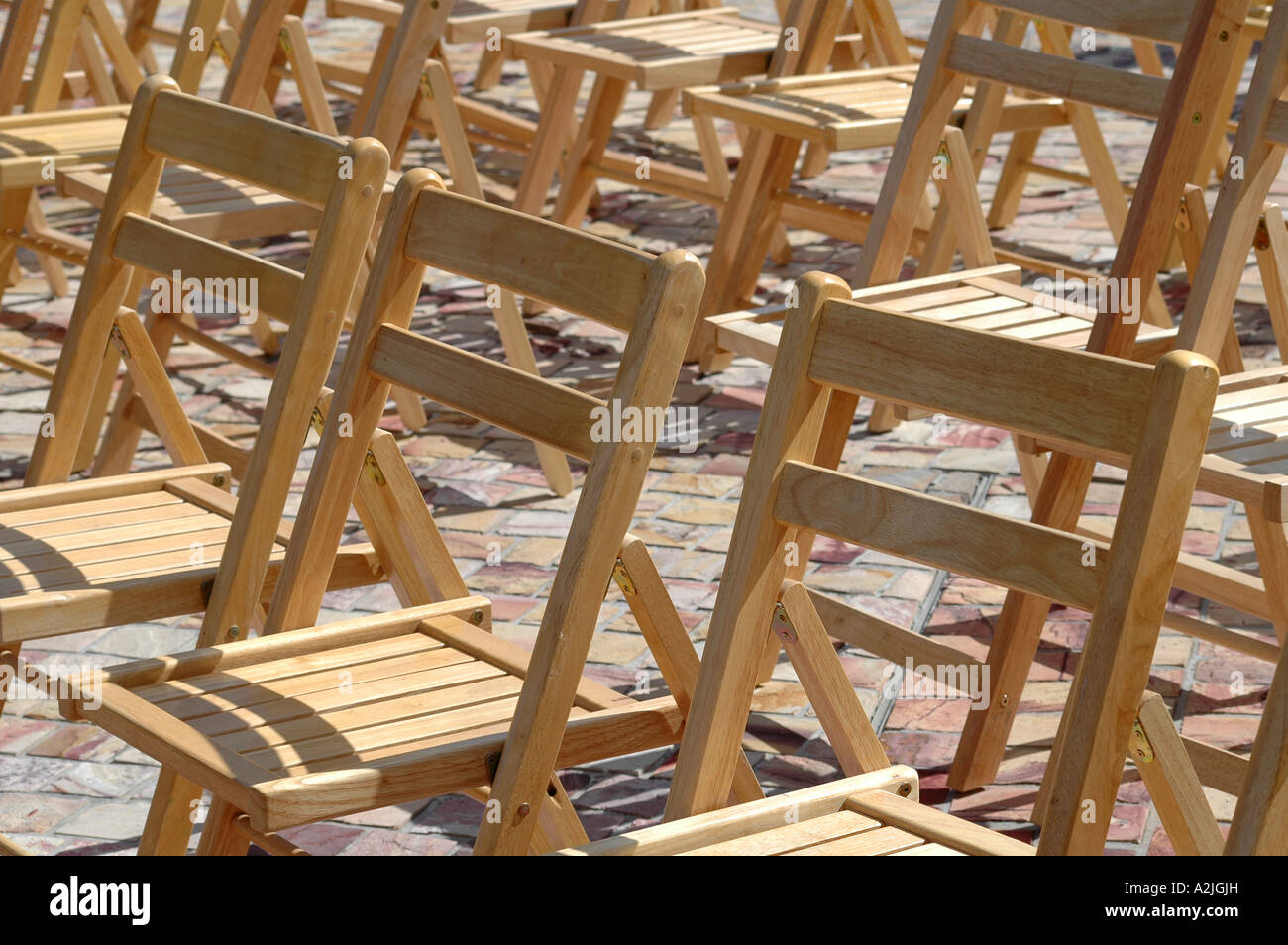 Hölzerne Liegestühle Stockfoto