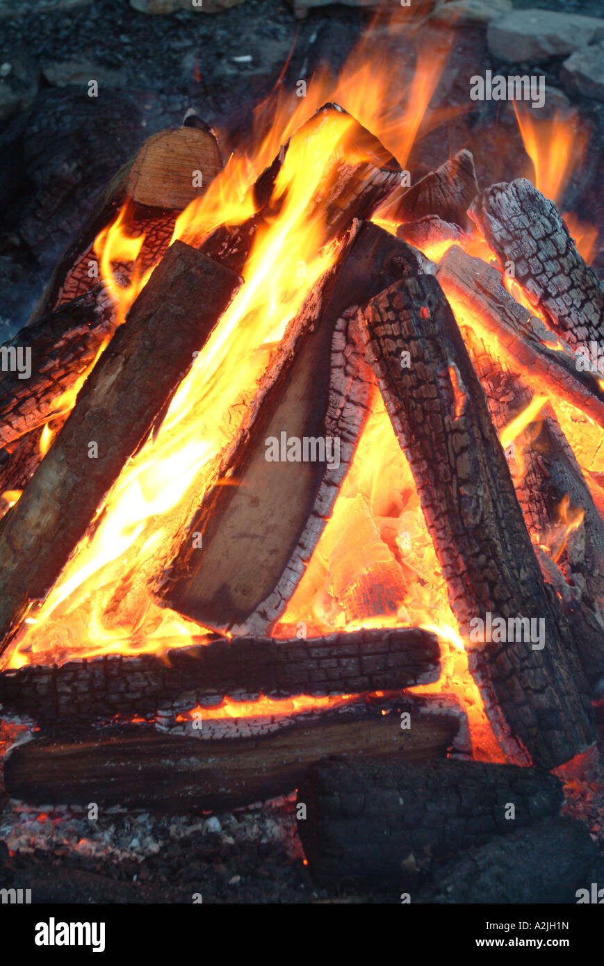 Eine große Holzfeuer im Freien gemacht in einer Feuerstelle Stockfoto