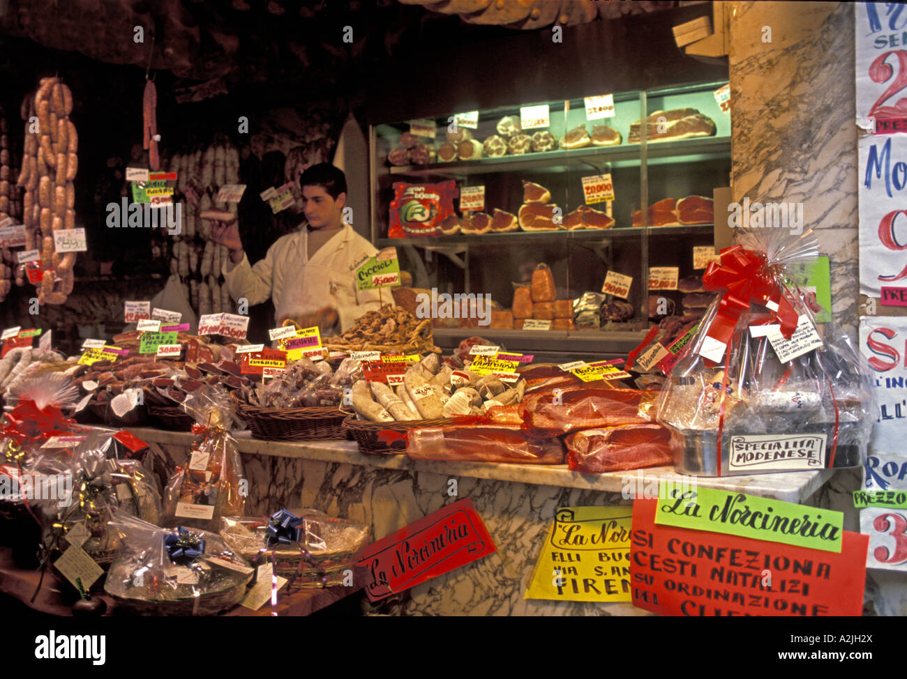 Ein Mann verkauft frische und regionale Fleisch an einem Stand im alten Florenz Italien Stockfoto