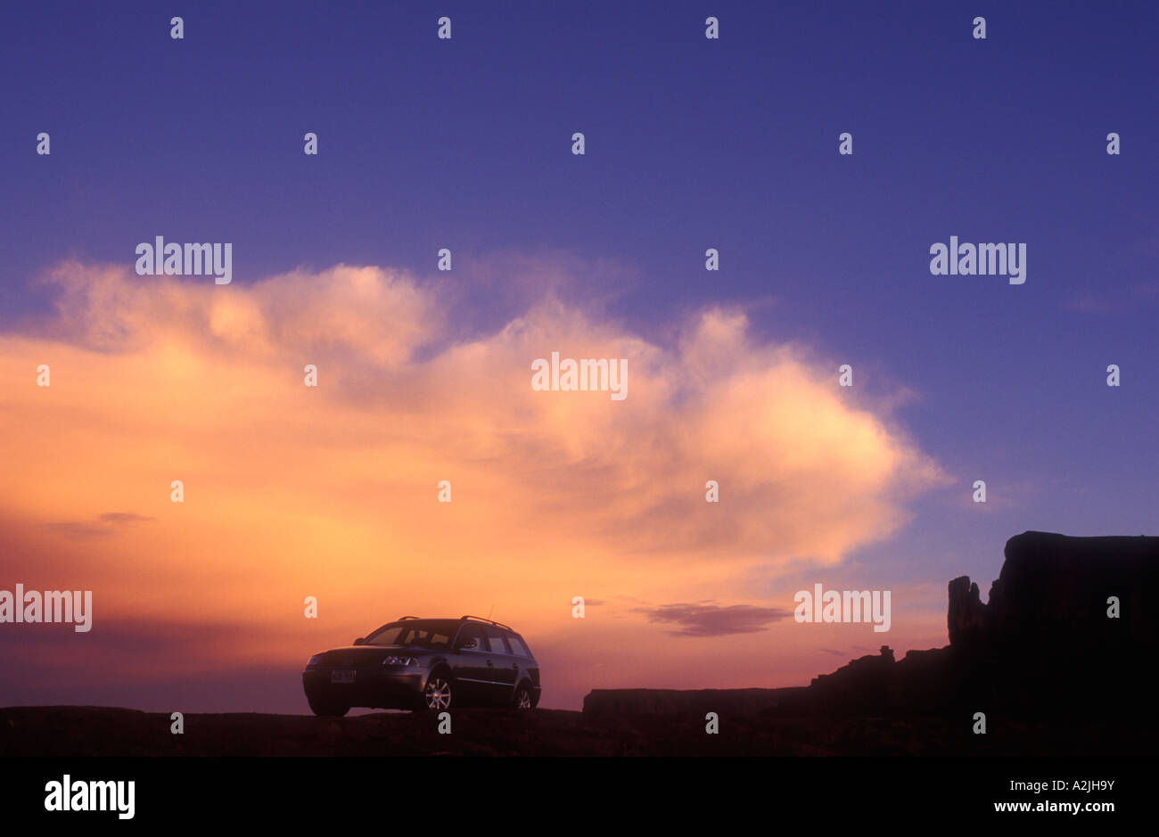 USA Arizona Monument Valley Navajo Tribal Park Auto gegen Cloud bei Sonnenaufgang Stockfoto