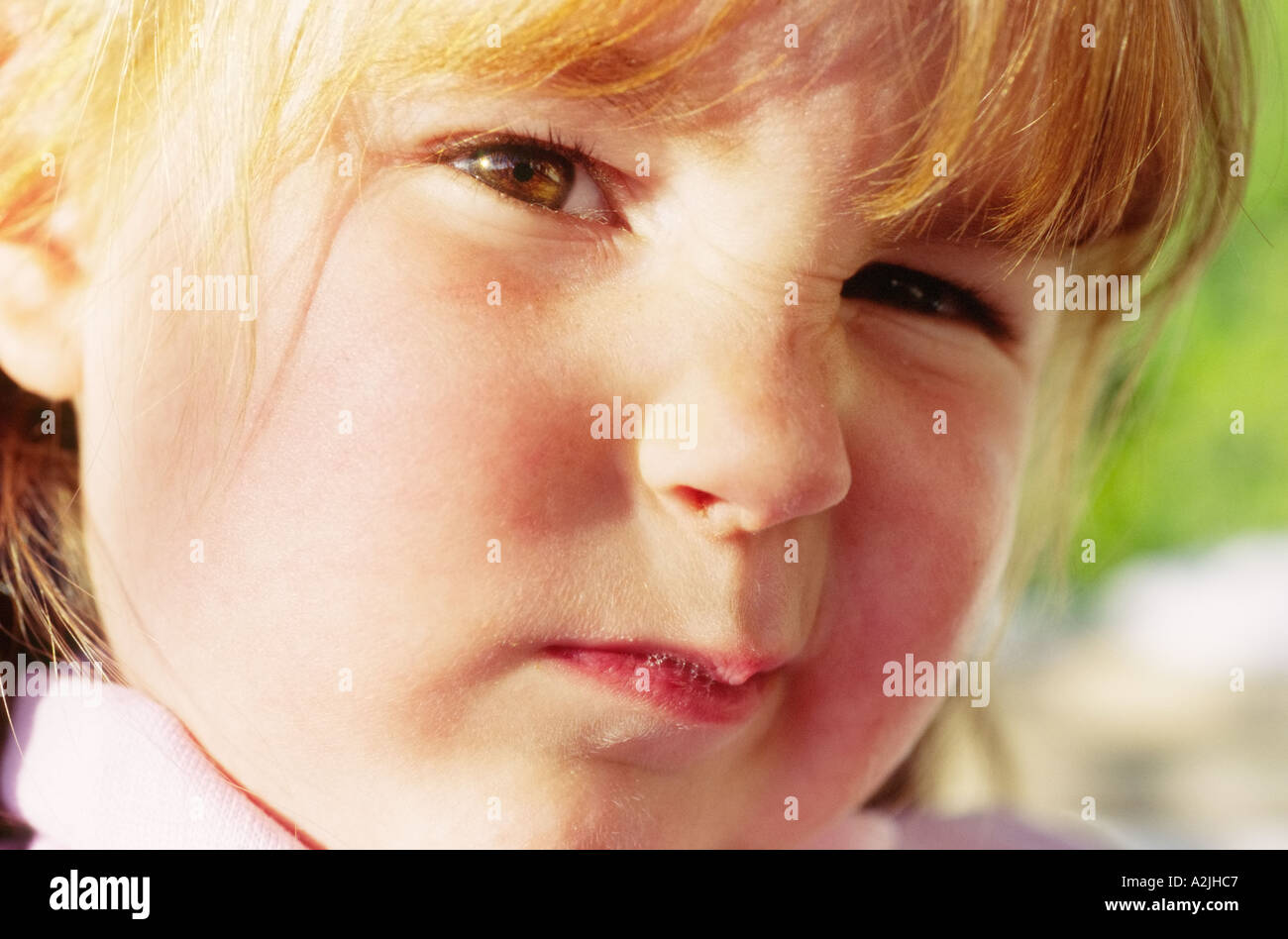 Junges Mädchen mit wütendes Gesicht Nahaufnahme Stockfoto
