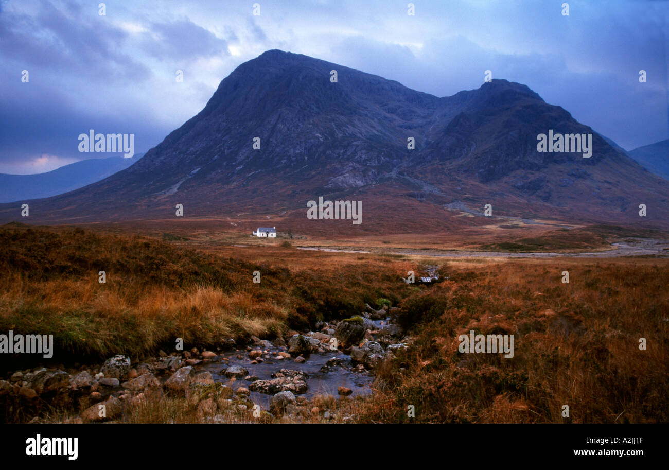 Buachaille Etive Mor im Herbst mit kleinen Häuschen an der Basis Stockfoto