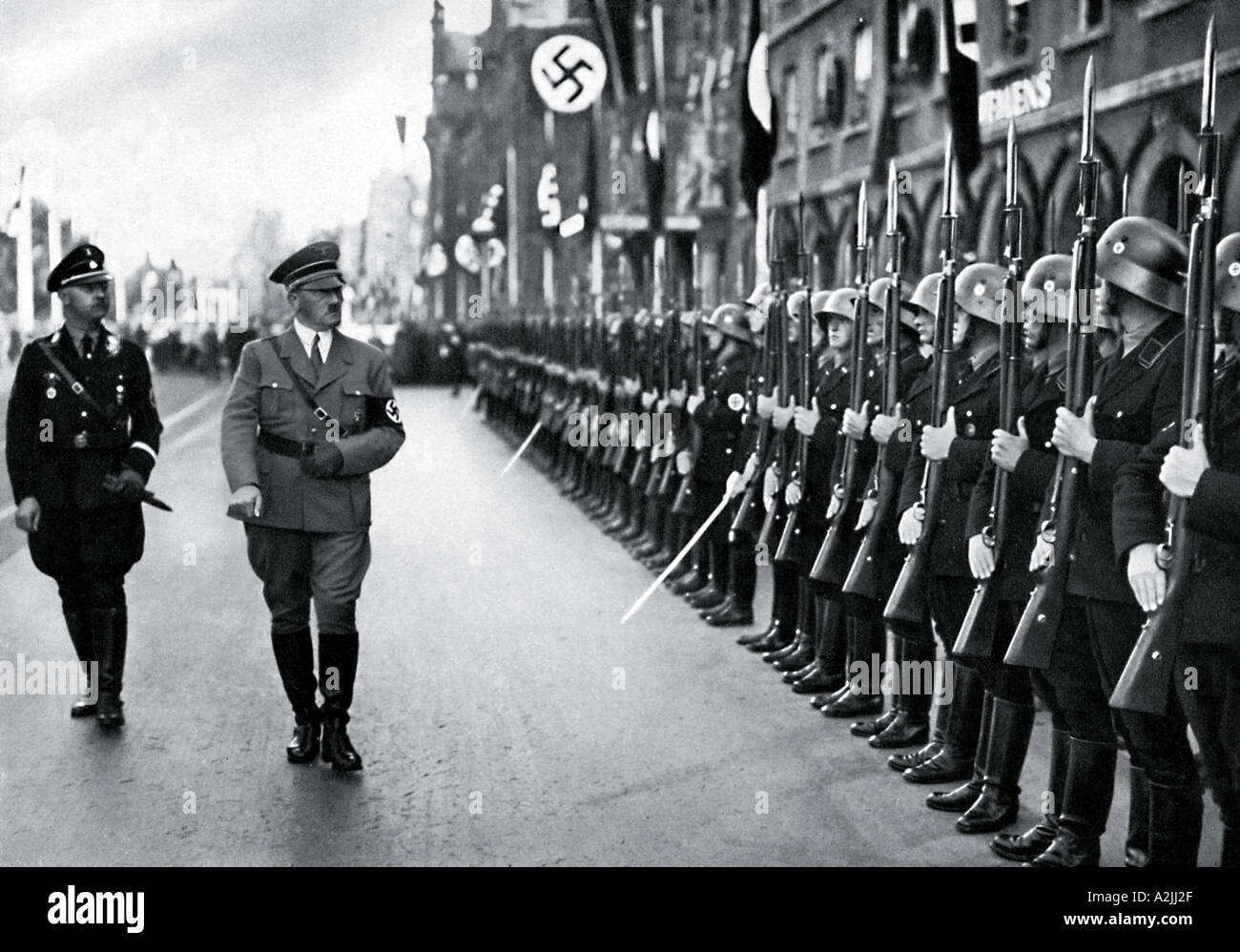 ADOLF HITLER und Heinrich Himmler überprüfen eine Parade von Hitler s persönliche Garde Stockfoto