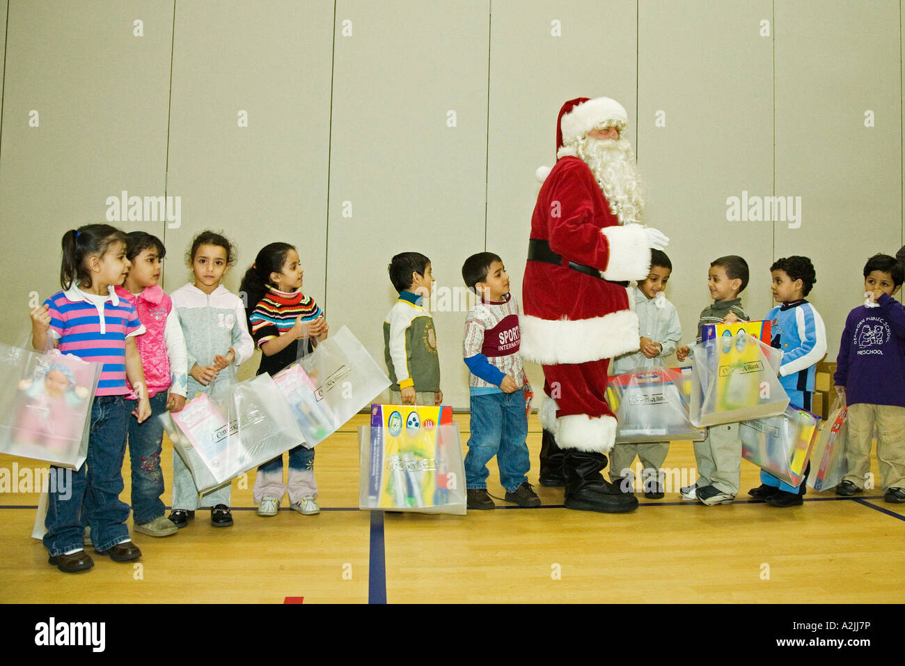 Santa besucht muslimischen Migrantenkinder Stockfoto