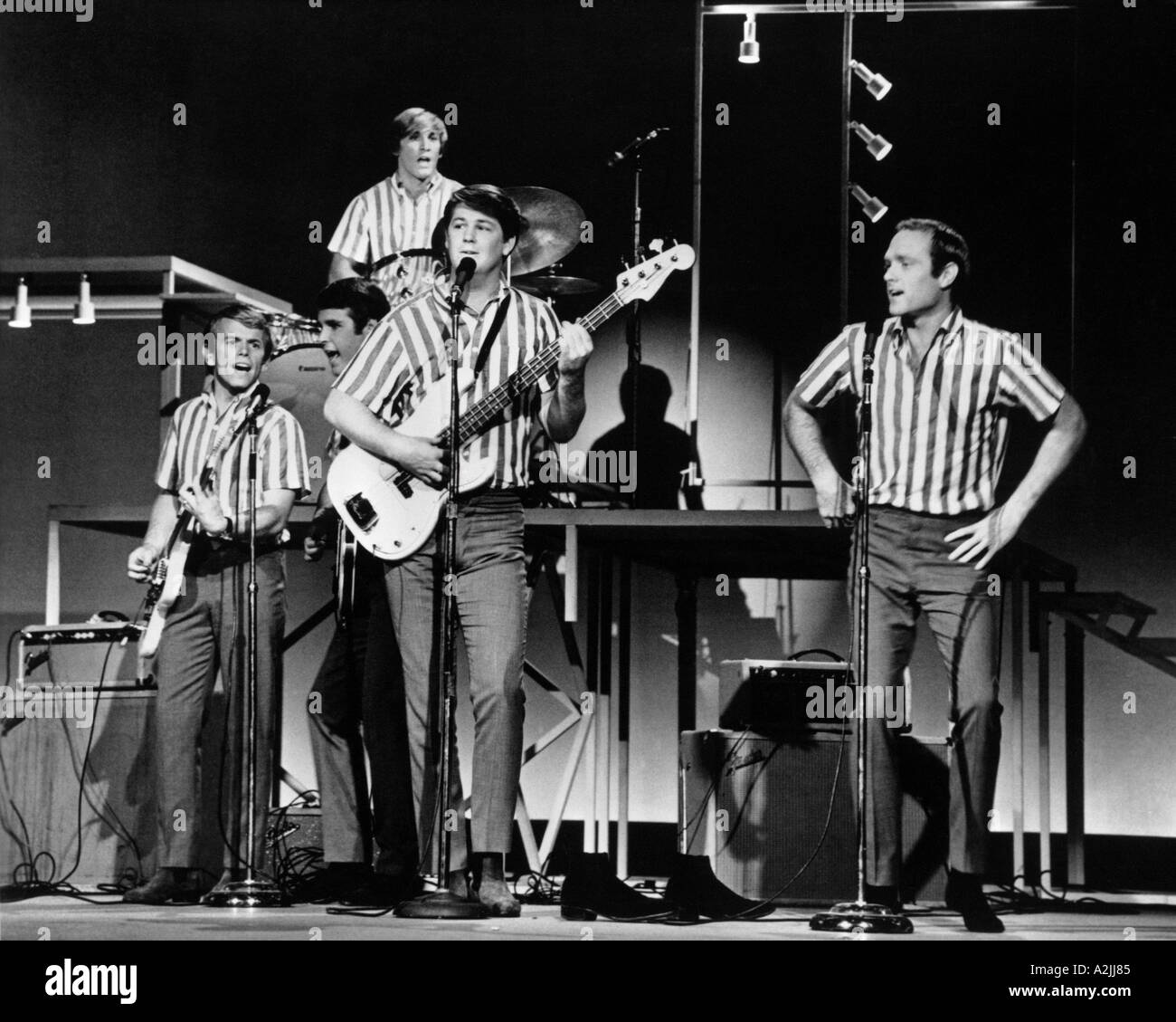 BEACH BOYS uns Gruppe von l Al Jardine Carl Wilson Dennis Wilson hinter am Schlagzeug Brian Wilson Mike Love Stockfoto
