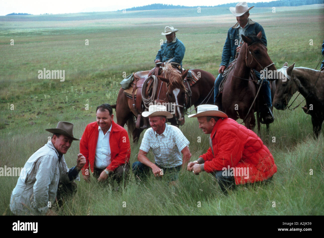 JOHN WAYNE US-Schauspieler auf der linken Seite mit Freunden auf seiner ranch Stockfoto