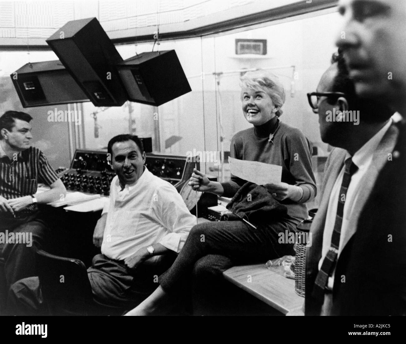 DORIS DAY und dann Ehemann und Manager Marty Melcher in weißen Hemd in einem Tonstudio Stockfoto