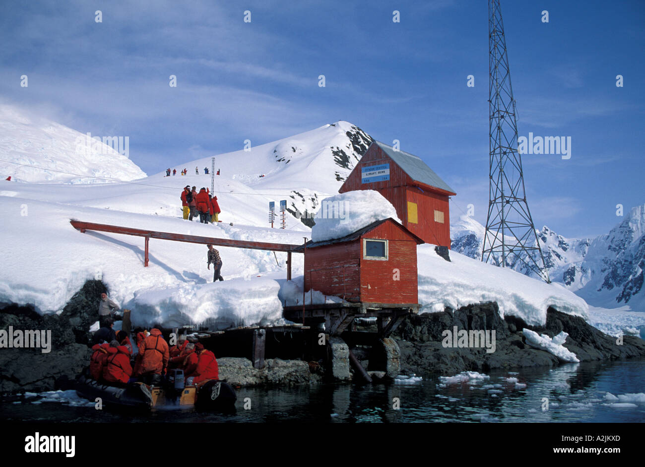 Antarktis, Antartic Halbinsel, argentinische Forschungsstation "Aldirante Brown" mit Touristen in roten Jacken. Stockfoto