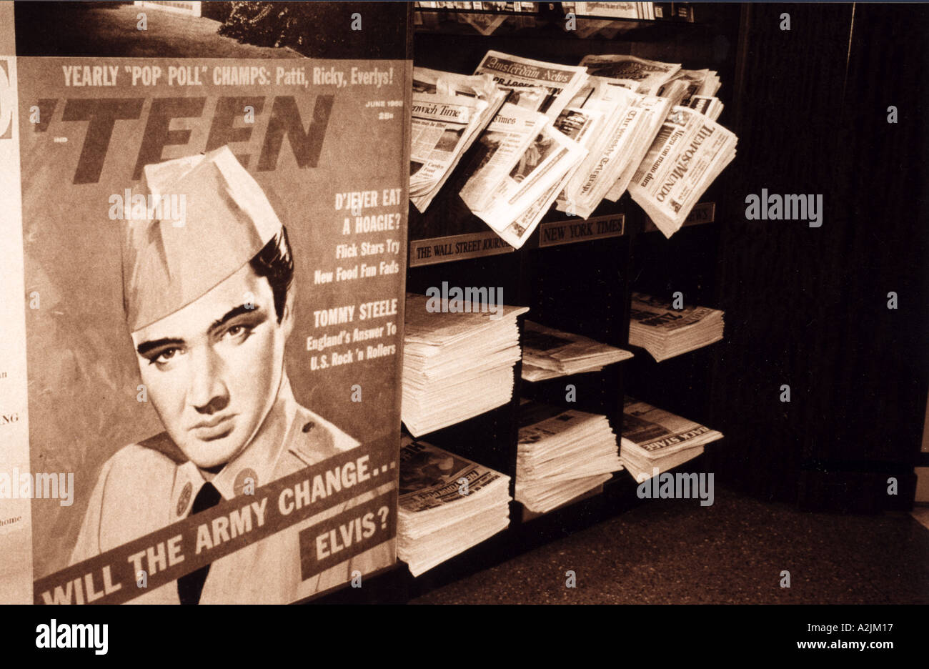 ELVIS PRESLEY Reproduktion Kopien von Zeitungen berichten seines Todes zum Verkauf an Gracelands Stockfoto