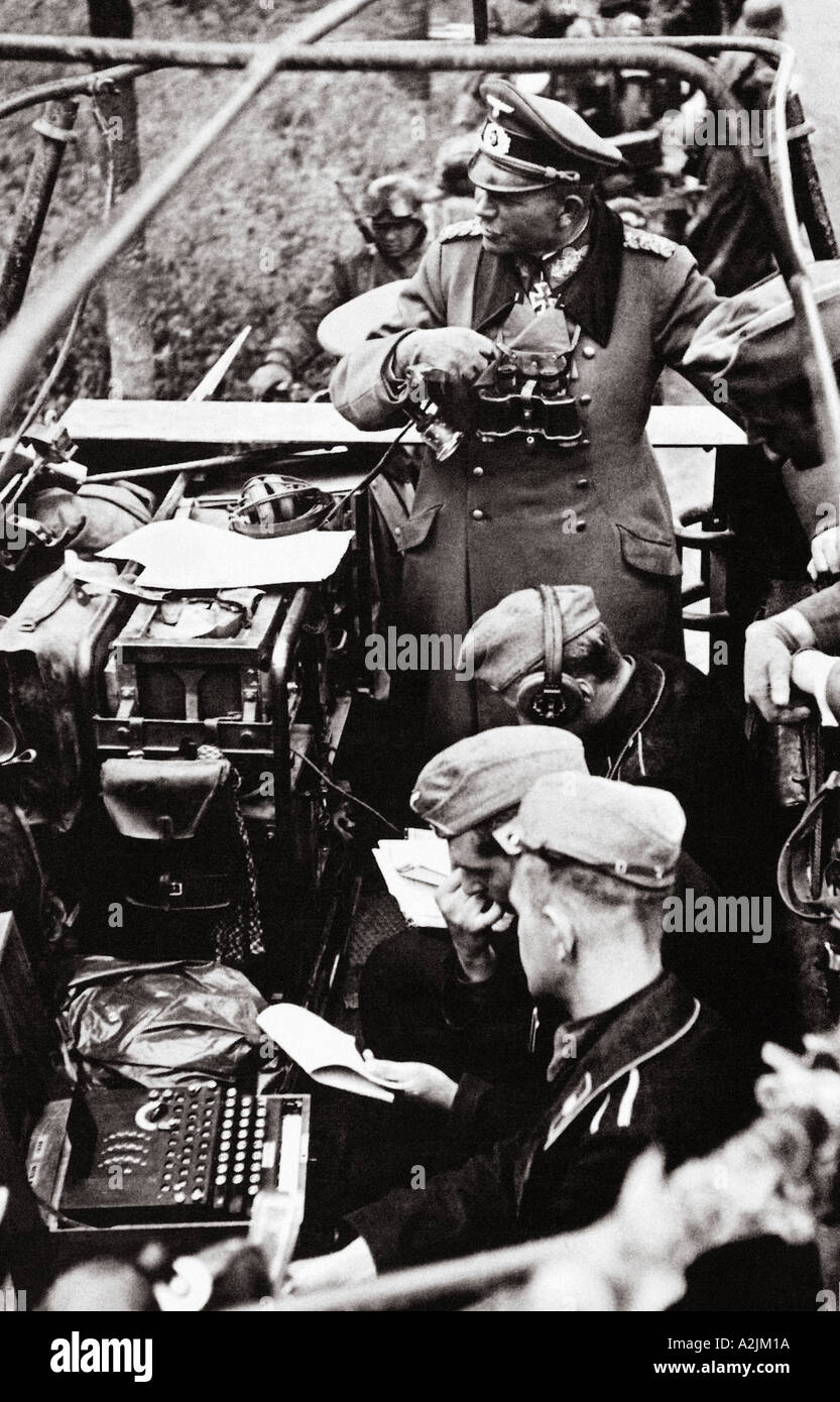 Rätsel der deutsche General Heinz Guderian in seinen Kommandofahrzeug mit Soldaten, die unten im Bild eine Enigma-Code-Maschine mit Stockfoto