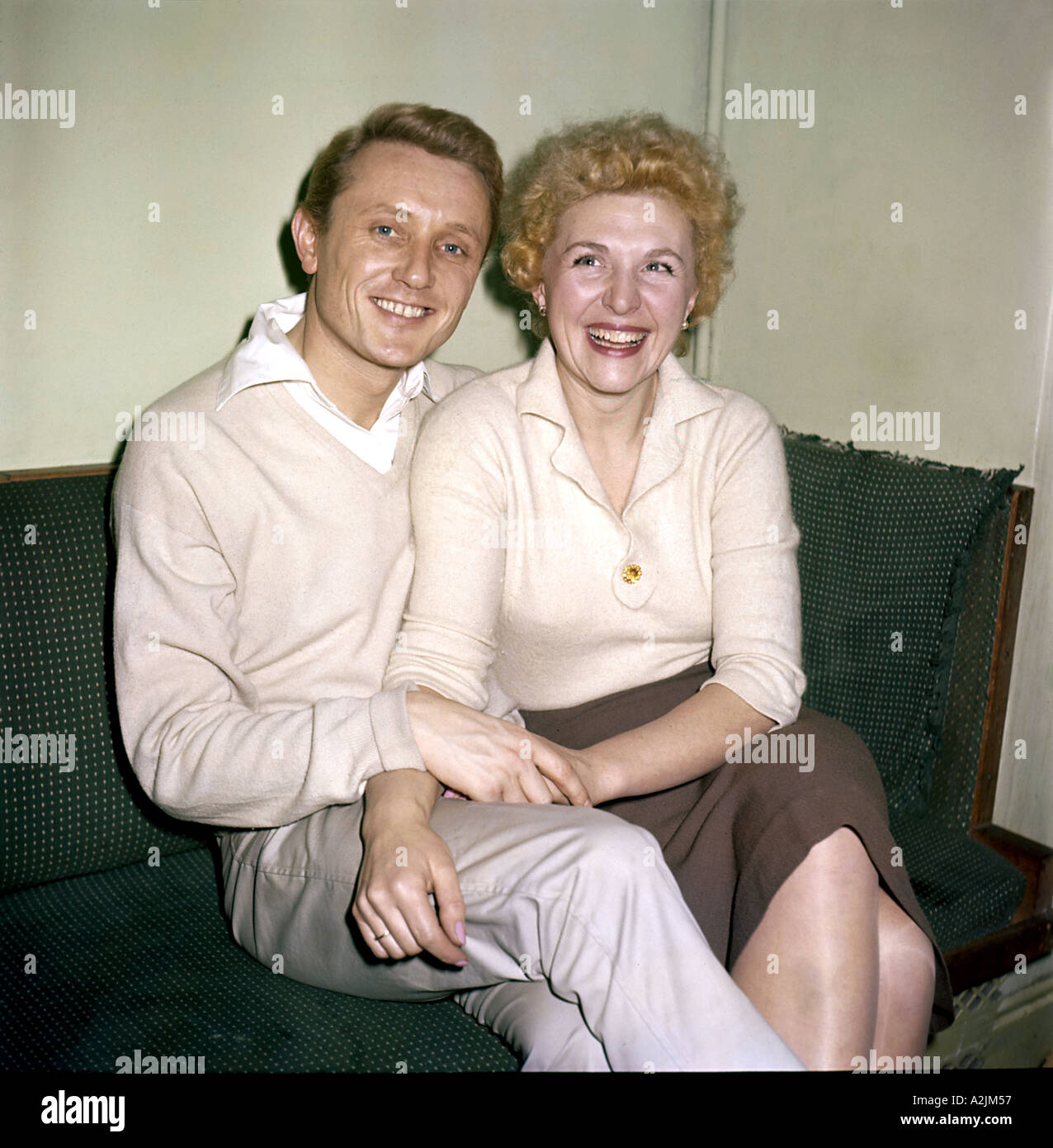 GARY MILLER UkPopSängerin 1924 1968 hier mit seiner Frau