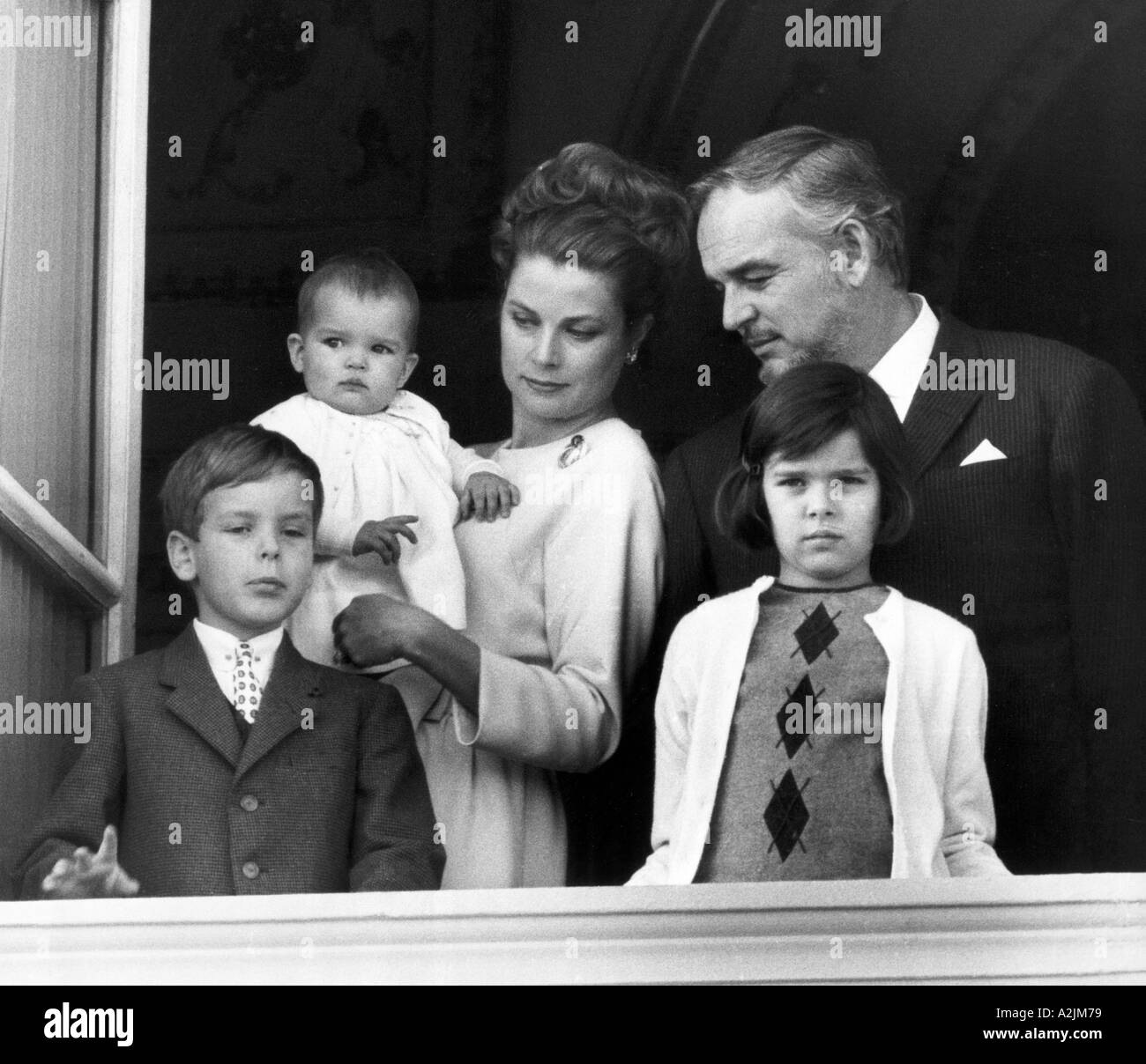 GRACE KEKLLY mit Fürst Rainier III und ihre Kinder auf dem Balkon ihre Monaco Palace etwa 1980 Stockfoto
