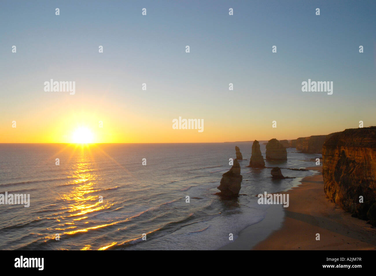 Sonnenuntergang an den zwölf Aposteln im südlichen Ozean entlang der Great Ocean Road in Victoria. Stockfoto