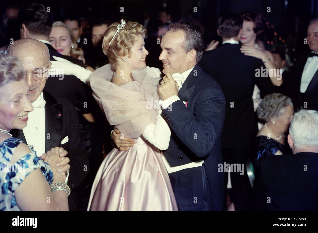 GRACE KELLY tanzt mit ihr Ehemann Prinz Ranier auf einem Ball in Monaco ca. 1970 Stockfoto