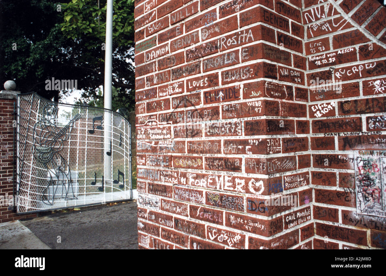 ELVIS PRESLEY Fans haben die Mauer am Eingang zum Gracelands mit Namen und Geburtsdaten ihrer Besuche bedeckt. Stockfoto