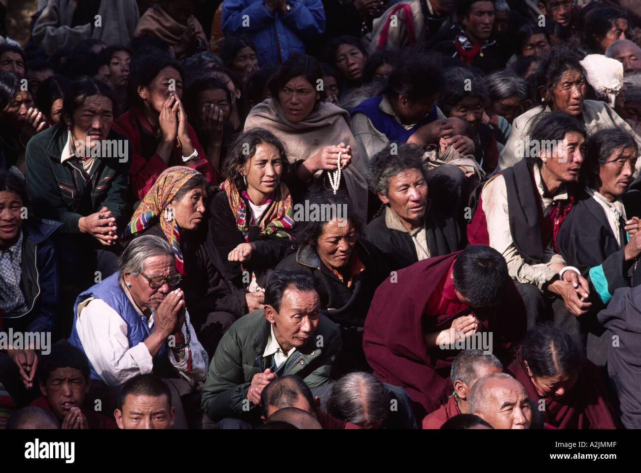 Pilger aus dem Himalaya-Gebiet und Tibet lauschen H.H. Dalai Lama unterrichtet auf dem Kalachakra-Festival in Bodh Gaya. Bihar, Indien Stockfoto