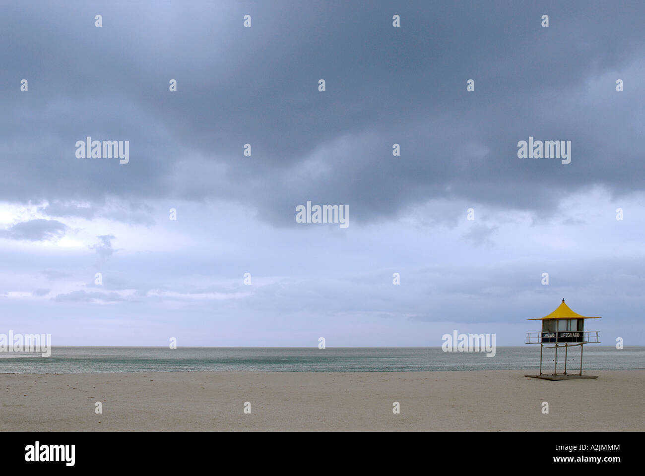 Leerer Strand mit Bademeister Hütte. Tauranga, Neuseeland. Stockfoto