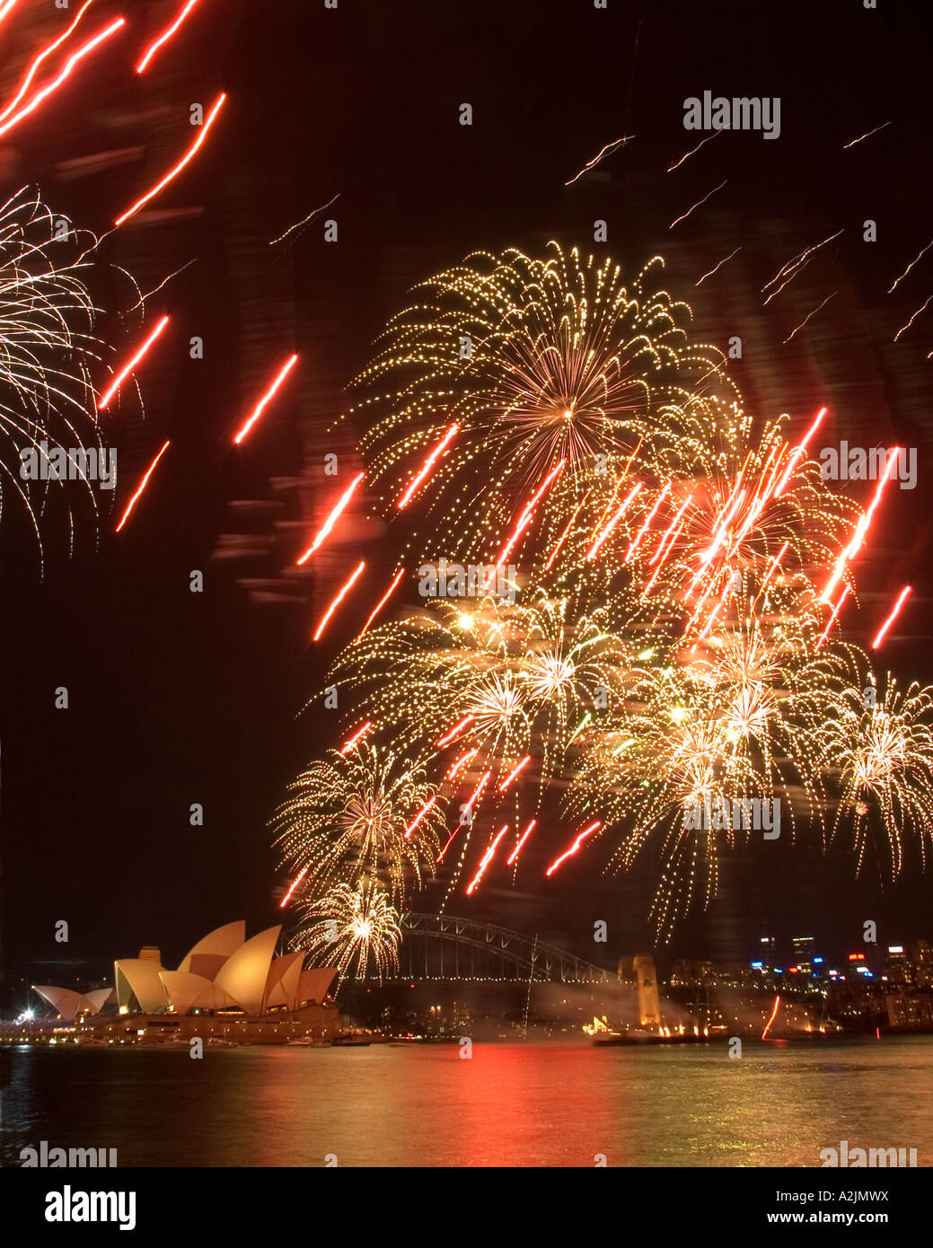 Feuerwerk über dem Sydney Opera House und Harbour Bridge Stockfoto