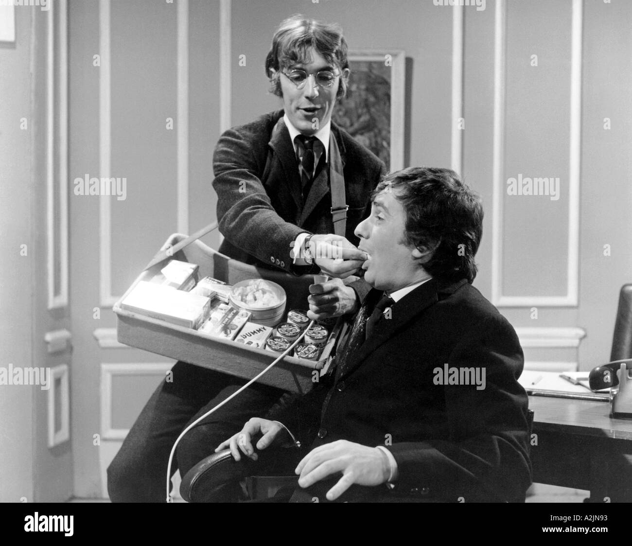 PETER COOKE verließ und Dudley Moore UK Komödianten auf ihrem Fernsehapparat zeigen in 1968 Stockfoto