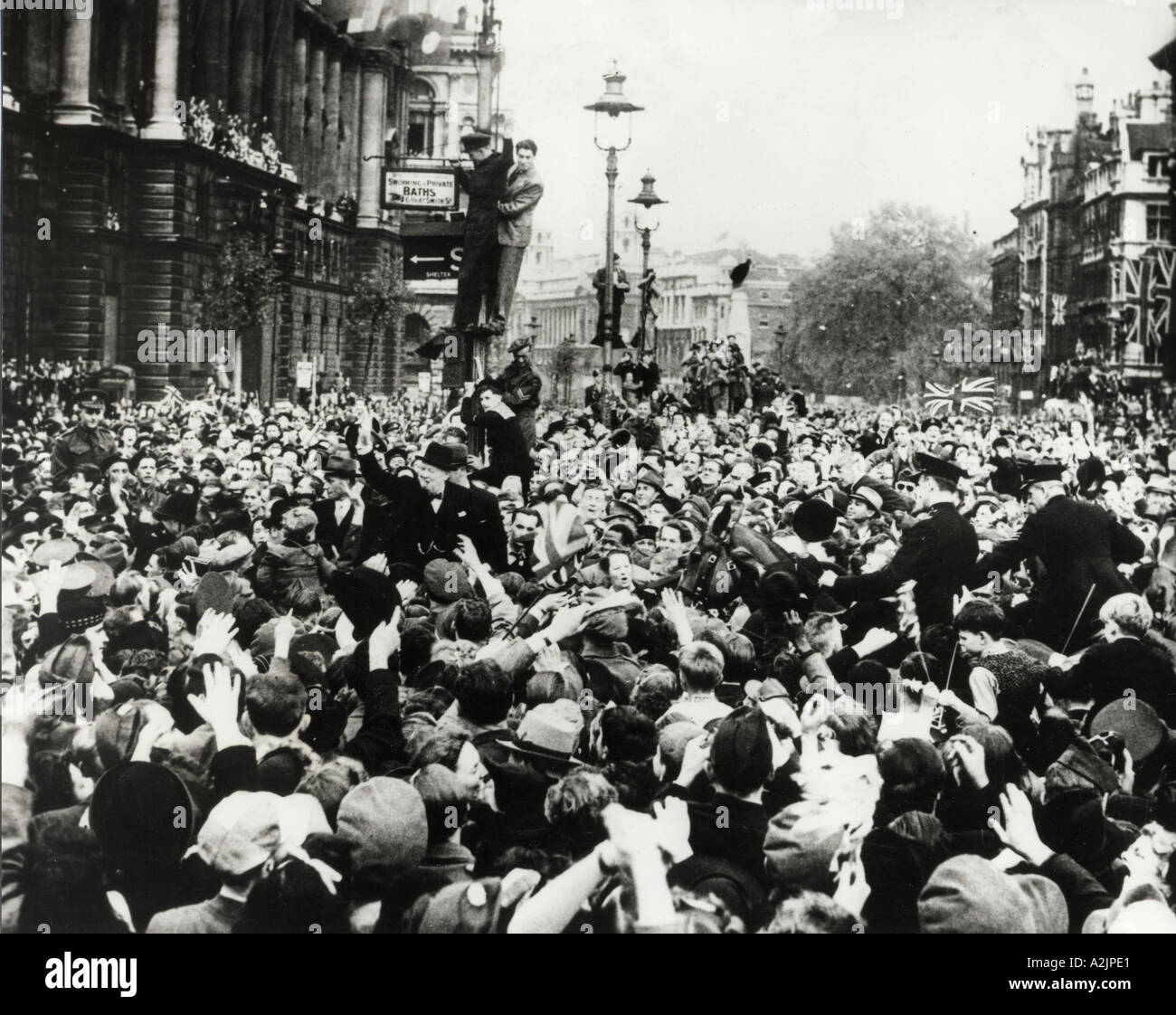 WINSTON CHURCHILL ist von jubelnden Massen in Whitehall auf VE Tag 8. Mai 1945 gemobbt. Stockfoto