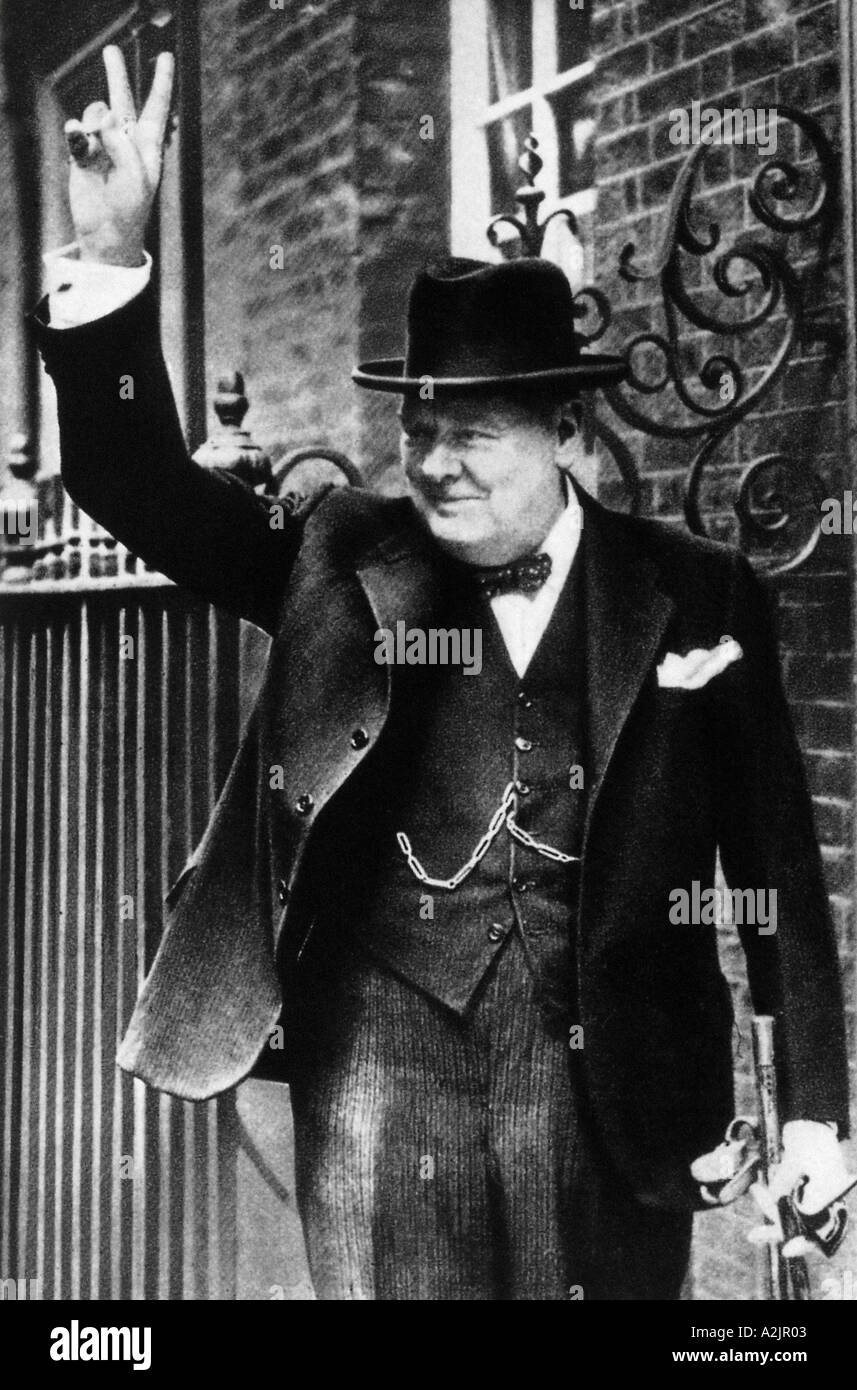 WINSTON CHURCHILL (1874-1965) als britischer Premierminister gibt seine V für Victory-Zeichen außerhalb Nr. 10 Downing Street im April 1945 Stockfoto