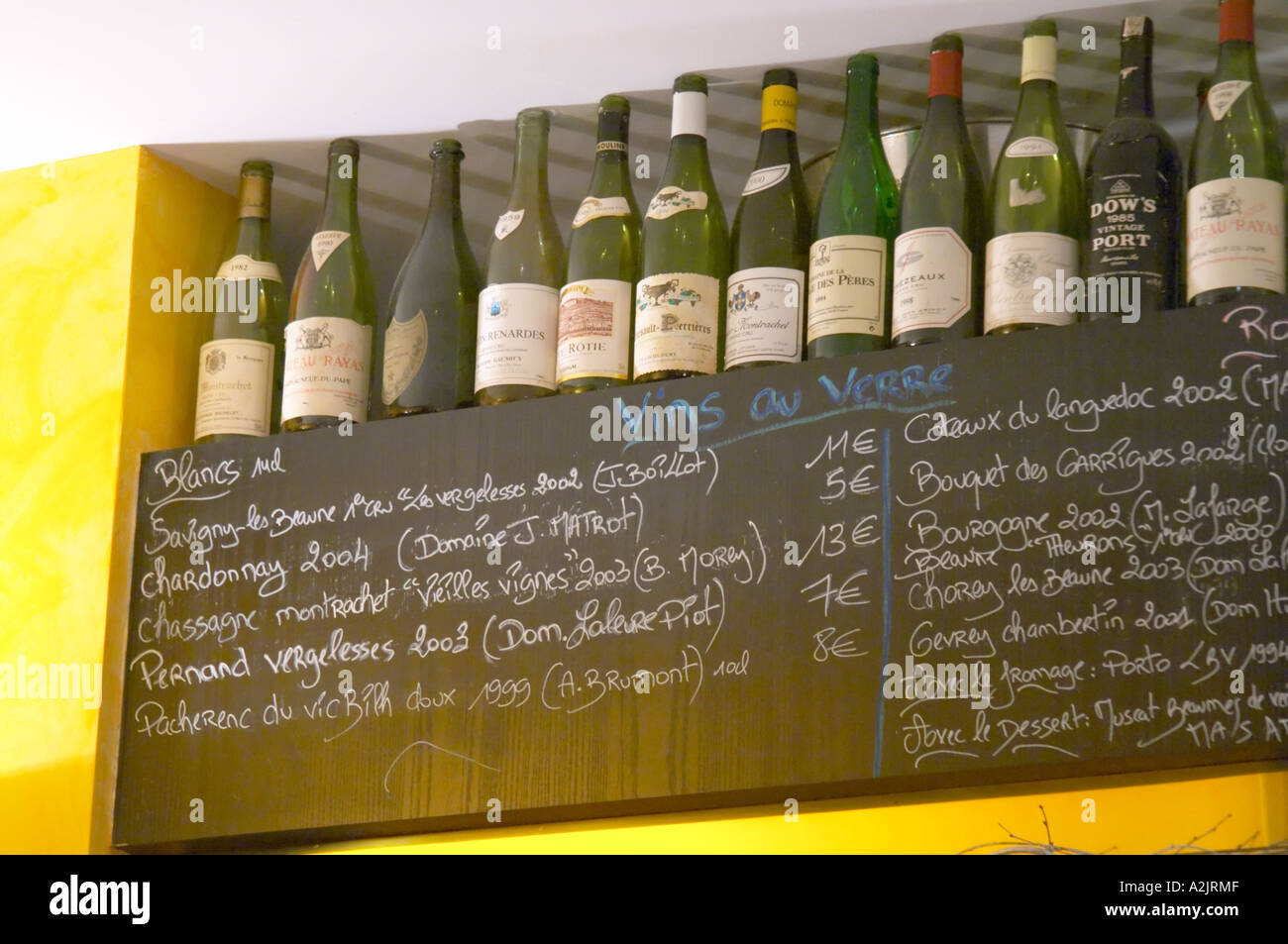 Eine Tafel Tafel schwarze Tafel mit der Weinkarte mit Weinen serviert im  Glas (Vins Au Verre), Savigny Les Beaune, Chardonnay, Chassagne Montrachet,  Pernand Vergelesses, Pacherenc de Vic Bilh Coteaux du Languedoc, Bourgogne,