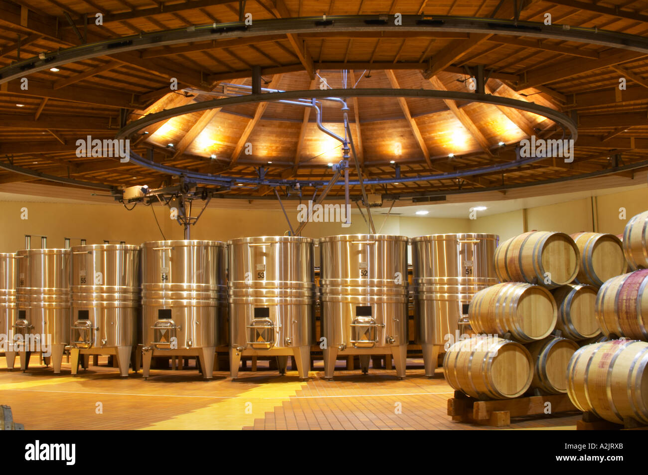 Das Weingut mit Holz- und Gärung Edelstahltanks. Es ist ein kreisförmiges Design erbaut und zur Bekämpfung von Insekten und Eichenfässer, Maison Louis Jadot, Beaune Côte d ' Cote d oder Bourgogne Burgund Burgund Frankreich Französisch Europa Europäische aus Kastanienholz gefertigt Stockfoto