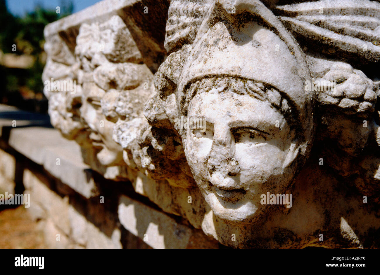 Türkei, Aphrodisias. Benannt nach der Göttin der Liebe Aphrodite, Detail der feinen Marmor schnitzen mit Gesichtern. Stockfoto