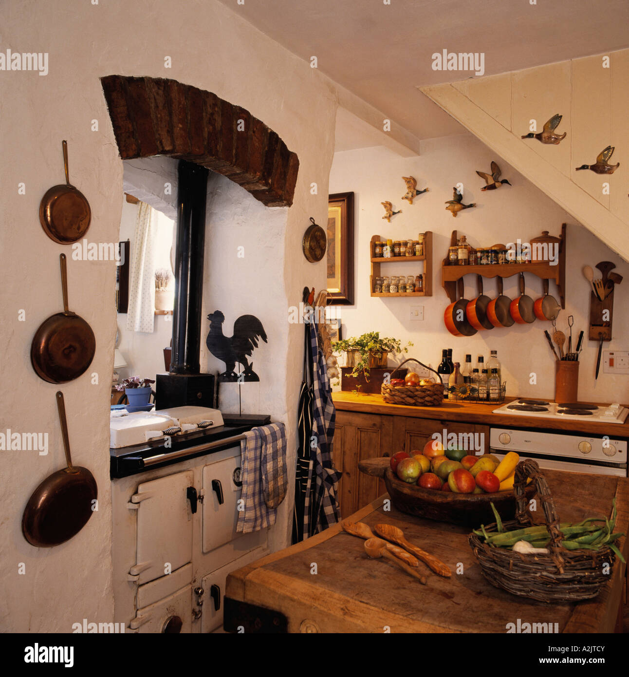 Weiße Rayburn Ofen im Cottage-Küche mit Verzierungen an Wänden Stockfoto