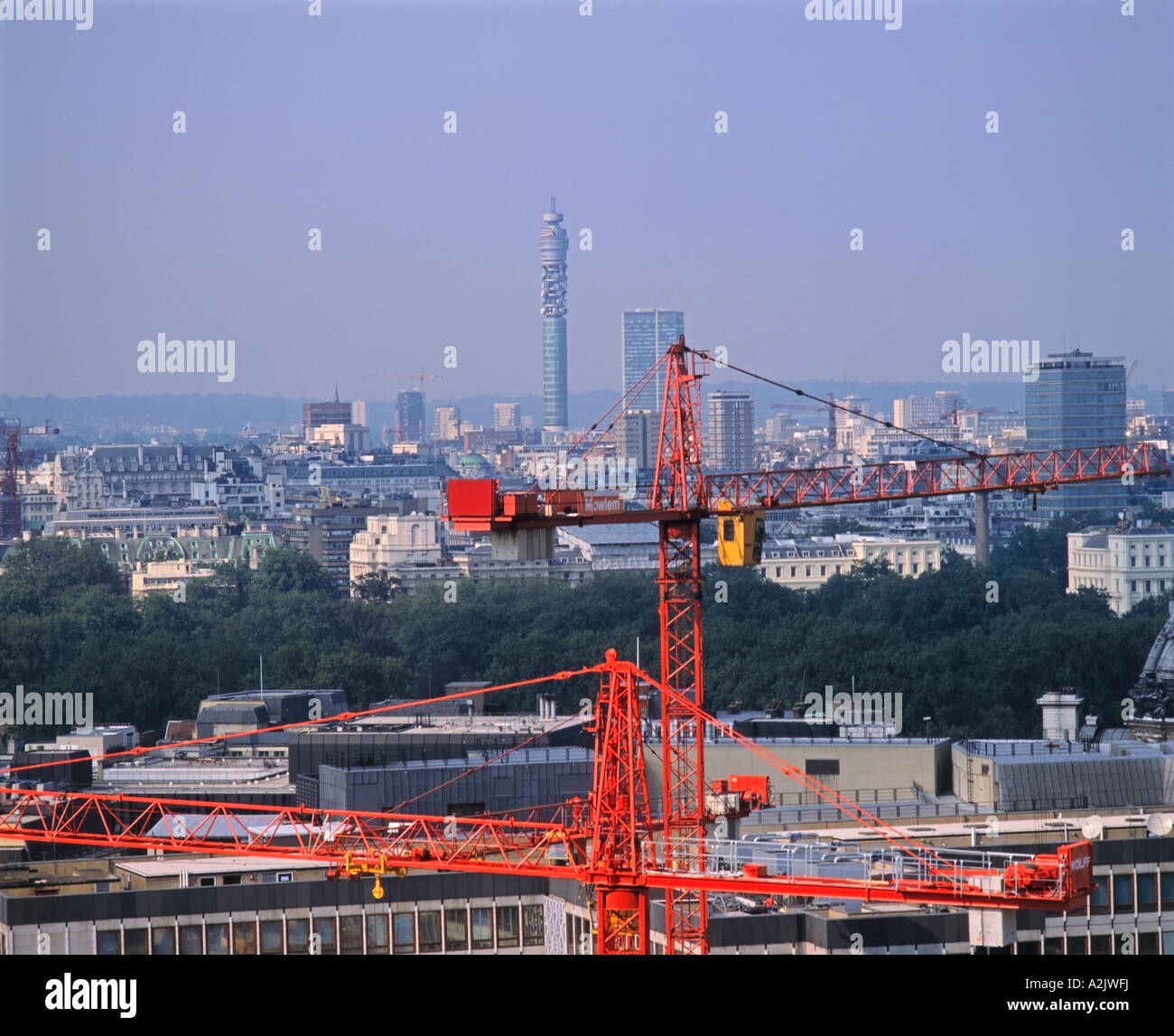 London Skyline, Bau Turmdrehkrane mit BT Tower in der Ferne, London, England, Großbritannien Stockfoto
