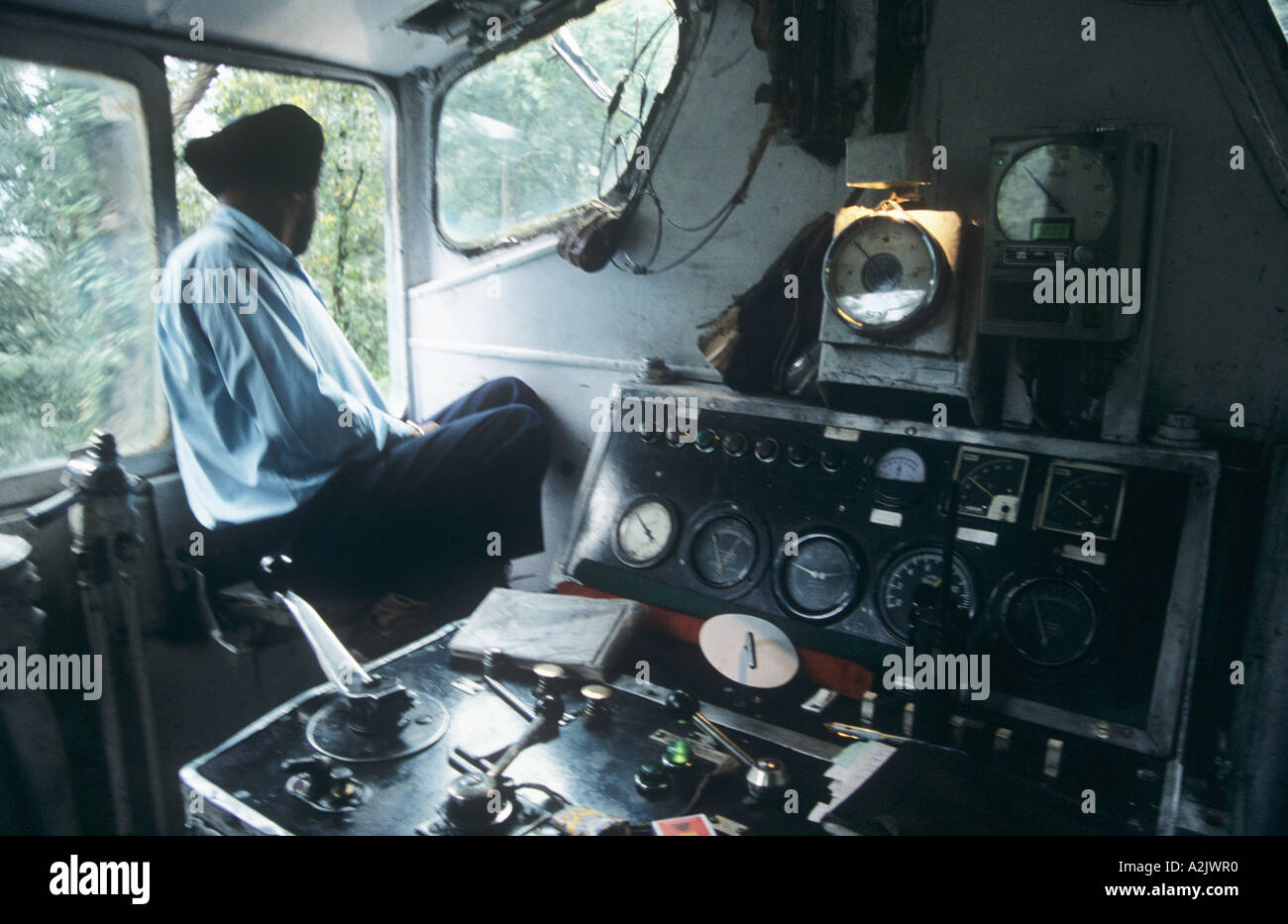 Indien, in der Kabine einer Lokomotive der Bergbahnen Stockfoto