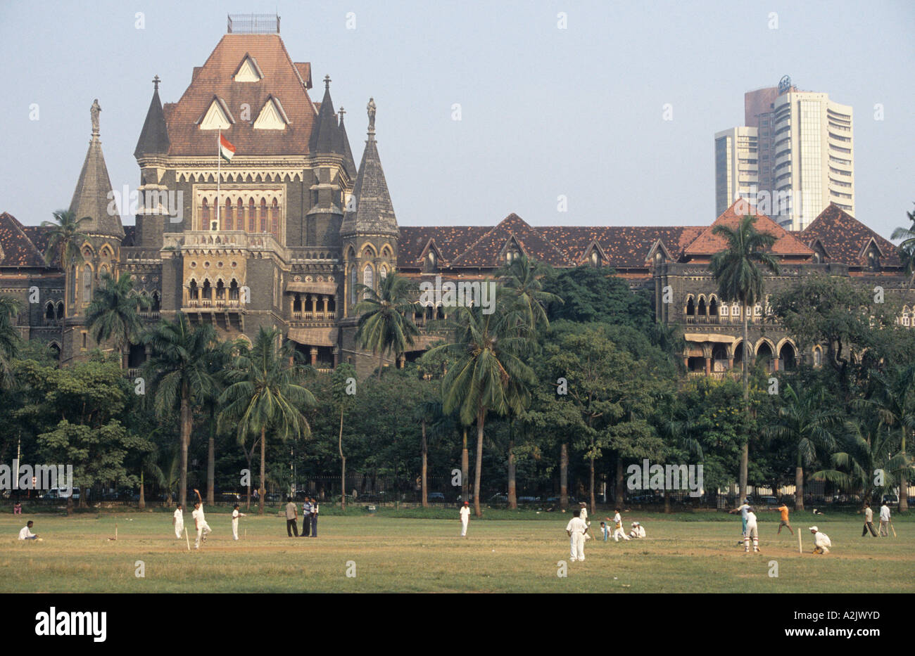 Indien, Mumbai, alte trifft neue Wolkenkratzer inmitten Kolonialarchitektur und cricket Stockfoto