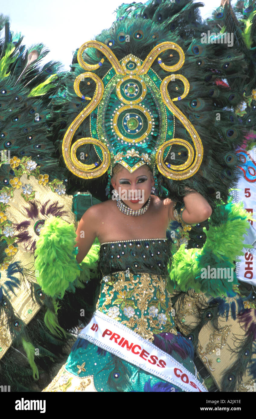 Aruba Kinder Karneval Mädchen hält großen Kopfschmuck Stockfoto
