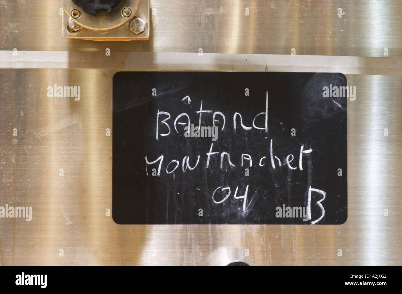 Ein Edelstahl Gärung Bottich mit einer schwarzen Tafel mit Text in Kreide Batard Montrachet Grand Cru 2004, Maison Louis Jadot, Beaune Côte d ' Cote d oder Bourgogne Burgund Burgund Frankreich Französisch Europa Europäische Stockfoto