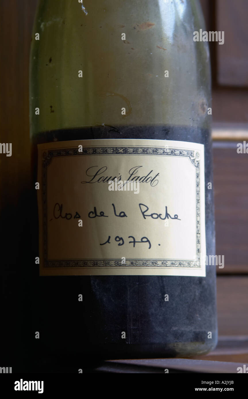 Eine halbe leere staubigen alten Flasche mit einen handgeschriebenen Etikett Louis Jadot Clos De La Roche 1979 Grand Cru Burgund rot Wein Seite beleuchtete Seite Licht, Closeup auf ein Fenster Fensterbank, Maison Louis Jadot, Beaune Côte d ' Cote d oder Bourgogne Burgund Burgund Frankreich Französisch Europa Europäische Stockfoto