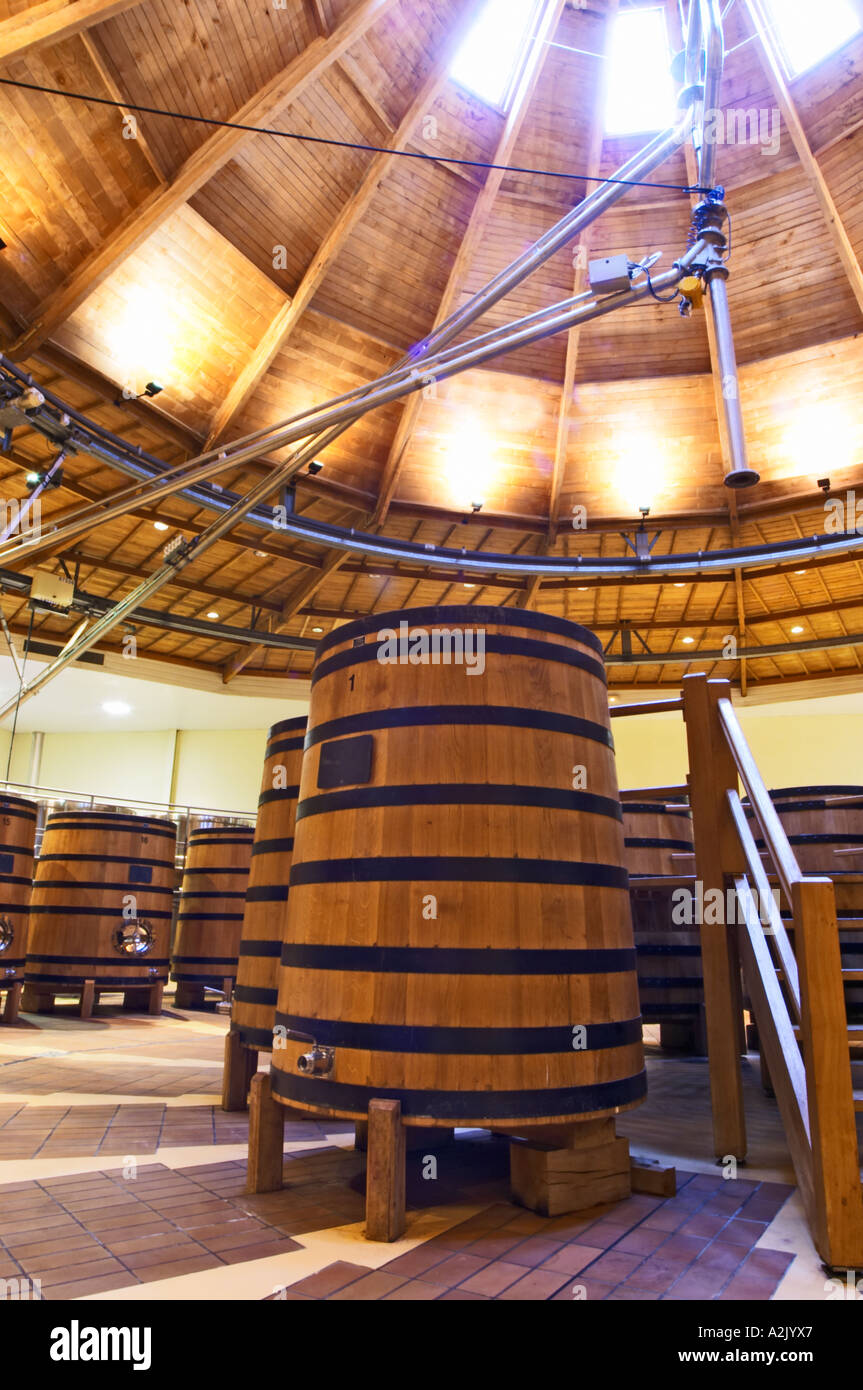 Das Weingut mit Holz- und Gärung Edelstahltanks. Es ist in ein kreisförmiges Design gebaut und aus Kastanienholz, Insekten, Maison Louis Jadot, Beaune Côte d ' Cote d oder Bourgogne Burgund Burgund Frankreich Französisch Europa Europäische zu kämpfen Stockfoto