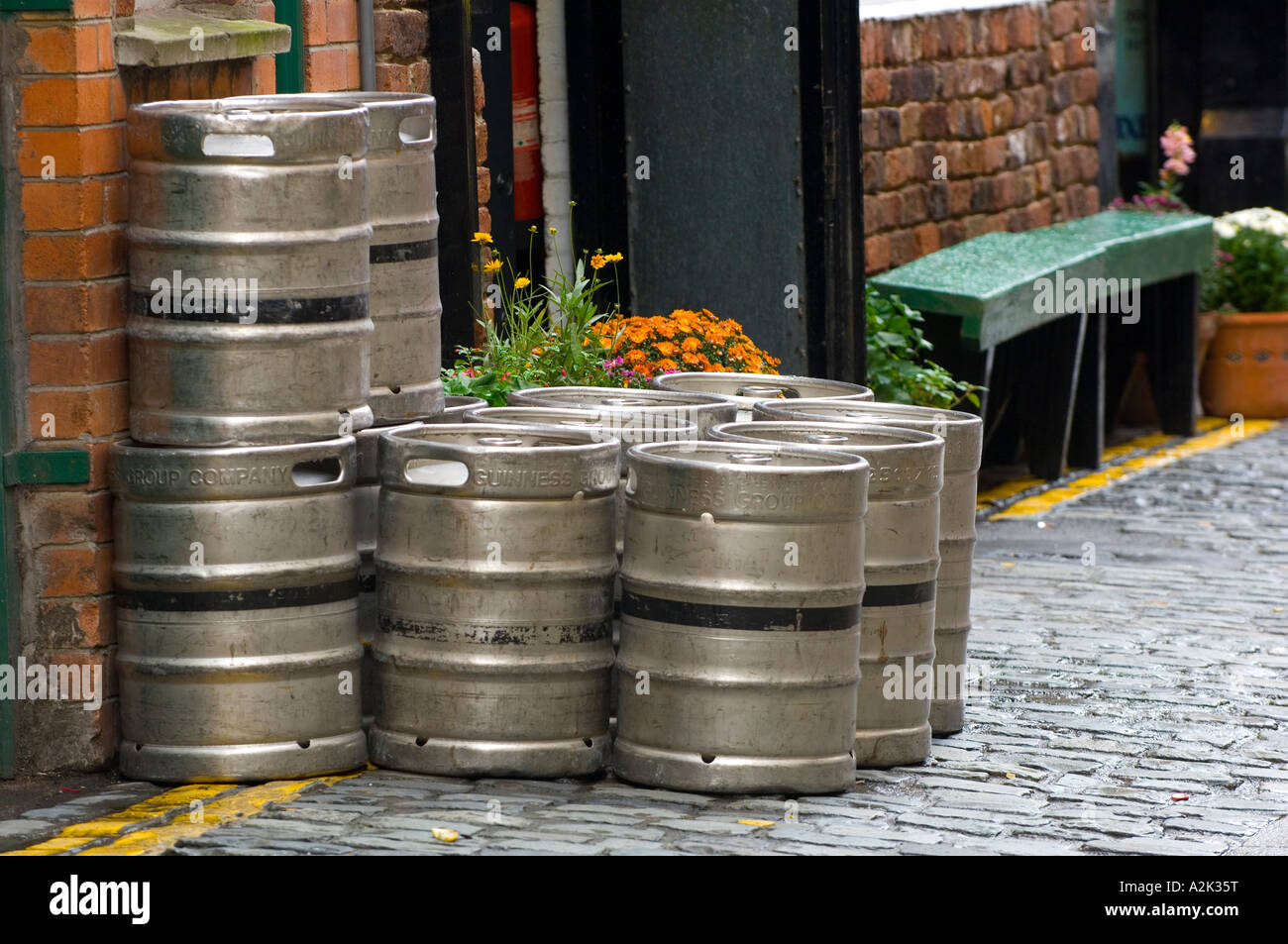 Guinness Bier Kegs auf der Straße, Belfast Stockfoto