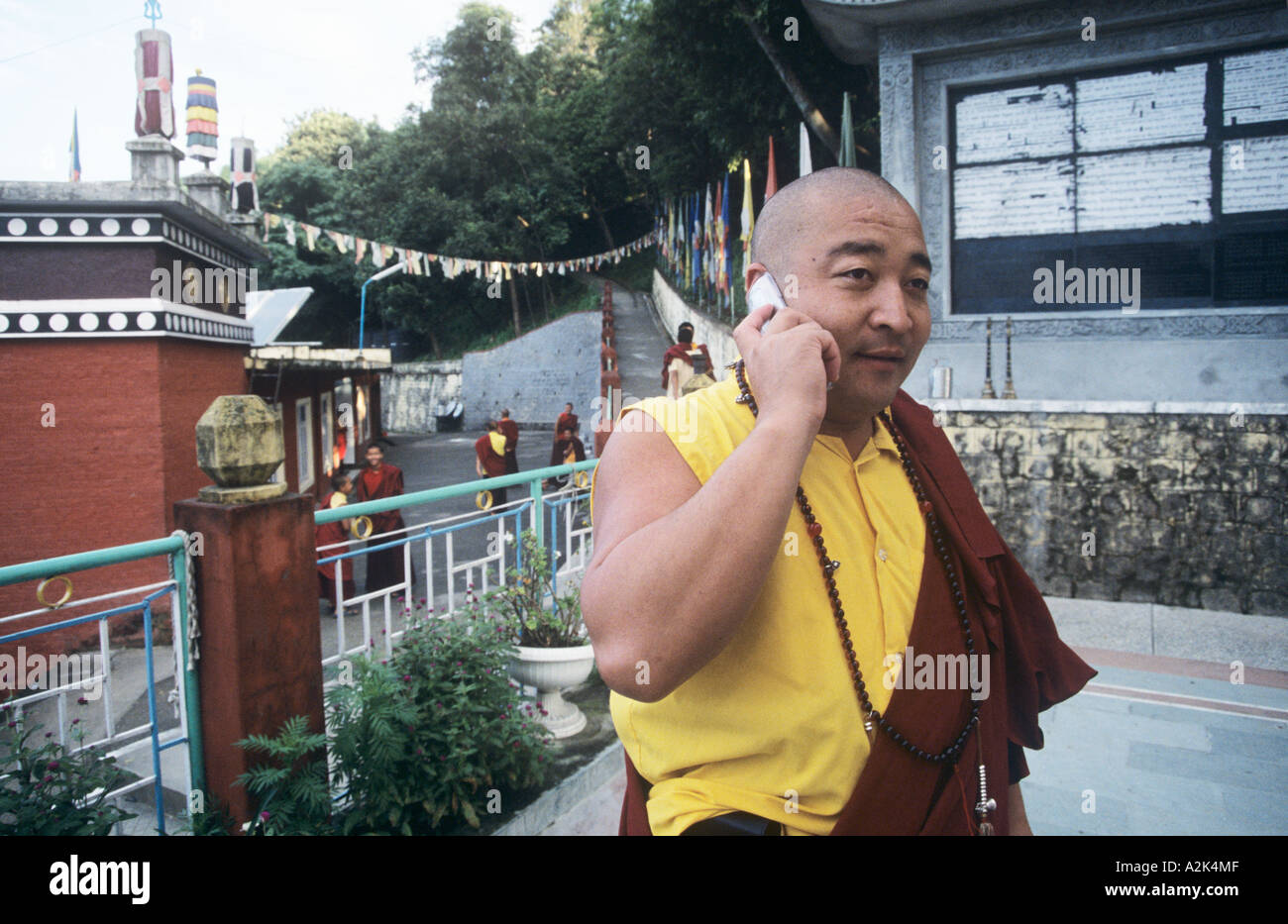 Indien, Tradition trifft Technologie des 21. Jahrhunderts, ein Mönch auf seinem Handy im Tashijong Kloster in Ladakh Stockfoto