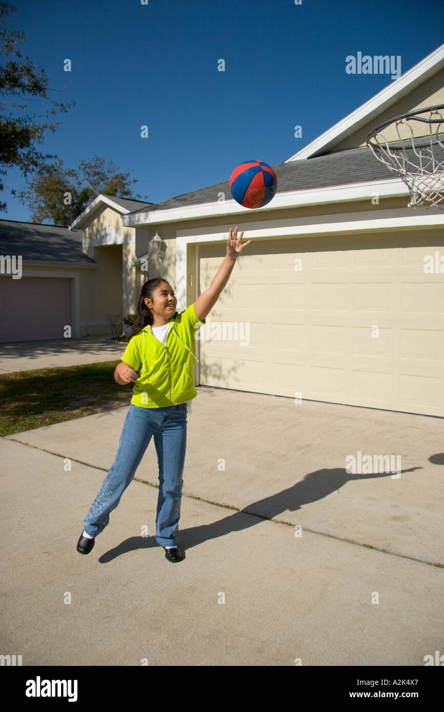 Handicapable junges mexikanisches Mädchen spielen Basketball in Kissimmee Florida Stockfoto