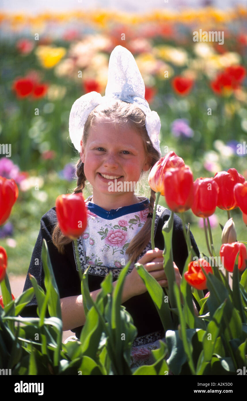 Mädchen im niederländischen Kostüm mit Tulpen Stockfotografie - Alamy