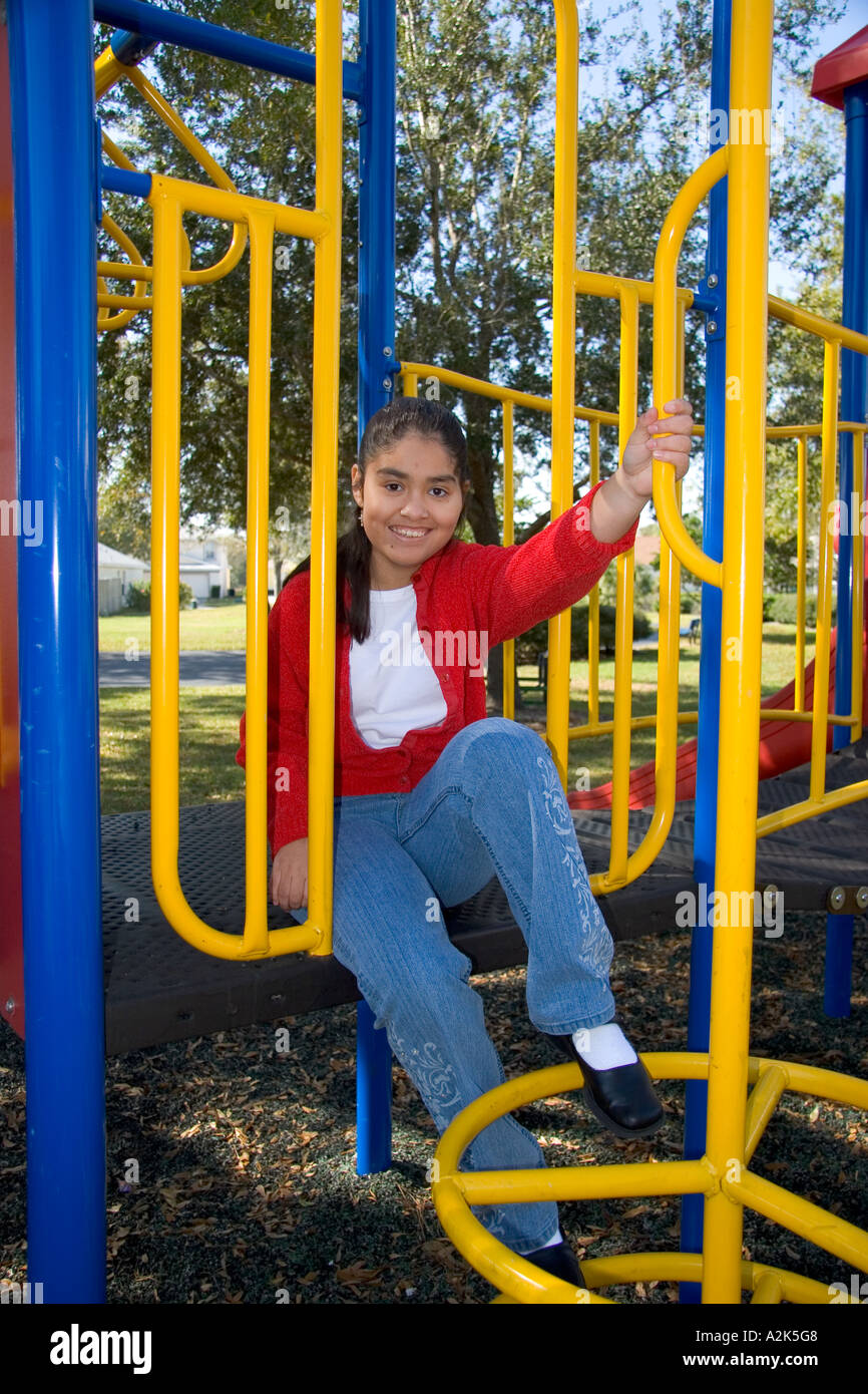 Handicapable junges mexikanisches Mädchen spielen am Spielplatz in Kissimmee Florida Stockfoto