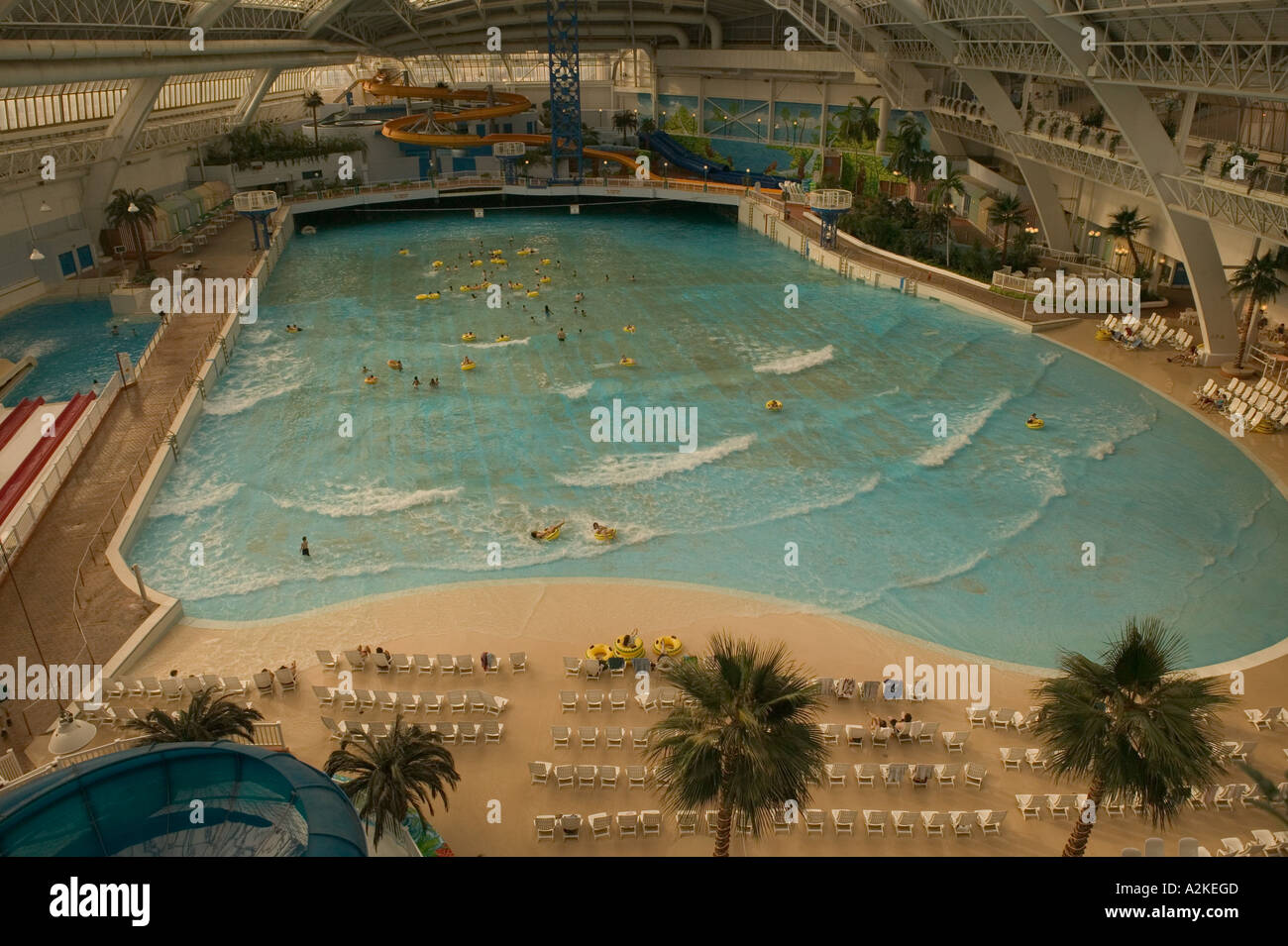Wellenbad An Der West Edmonton Mall Das Grosse Hallenbad In Dieser Massiven Mall Lockt Viele Badegaste Stockfotografie Alamy