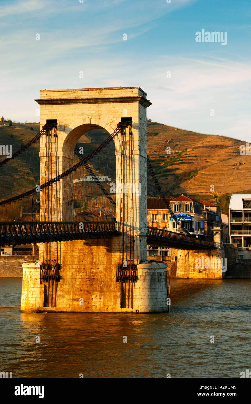 Die Fußgängerbrücke M Seguin ist eine Hängebrücke mit einem großen gewölbten Stein Säule in der Mitte sowie durch unterstützen Stockfoto