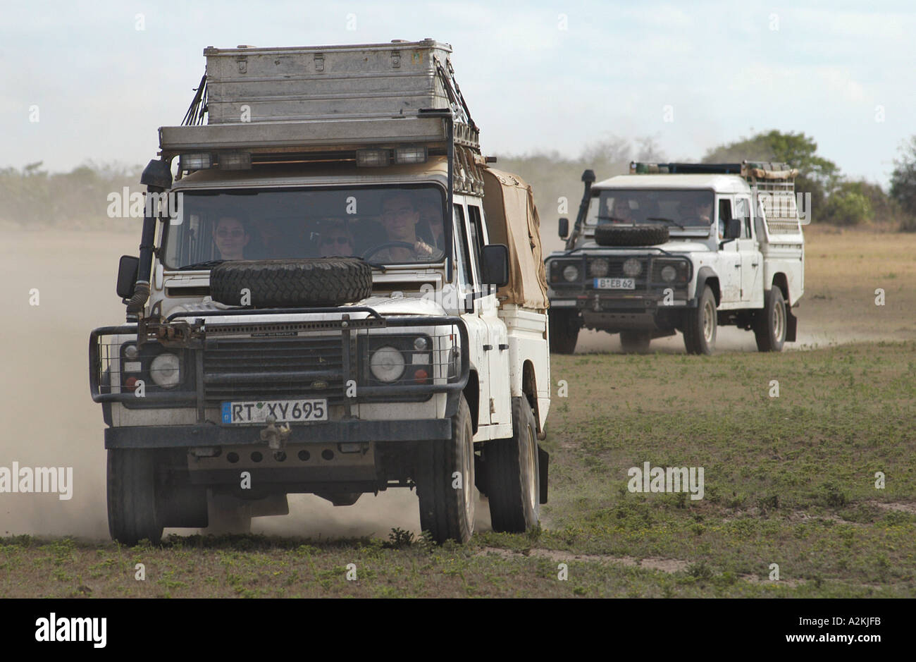 Landrover fährt durch die staubigen Ebenen der Bangweulu Sümpfe Stockfoto