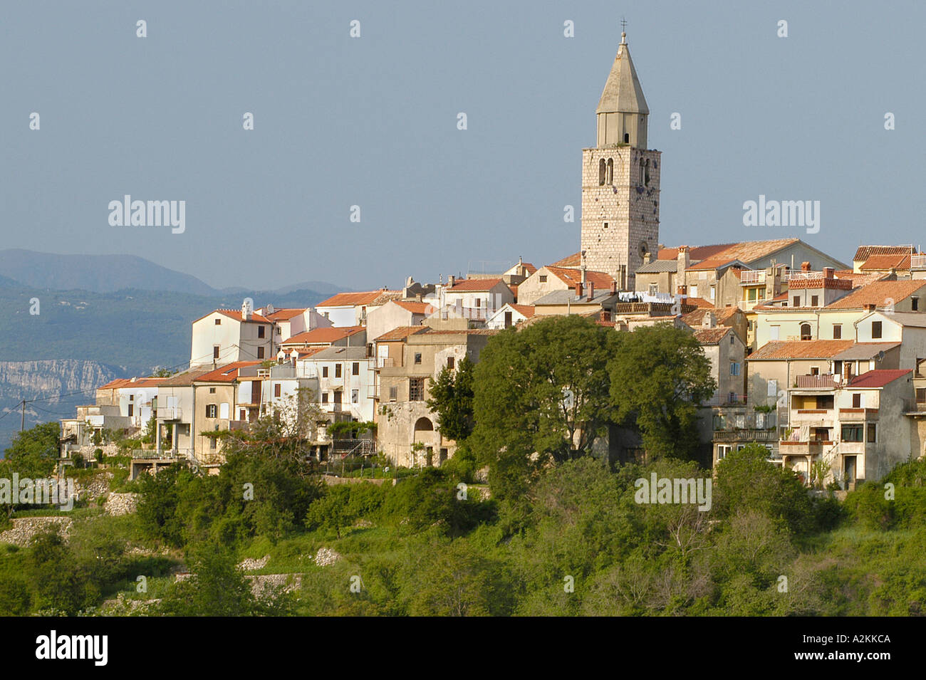 Das mittelalterliche Dorf Vrbnik, sitzen oben auf dem Berg Stockfoto