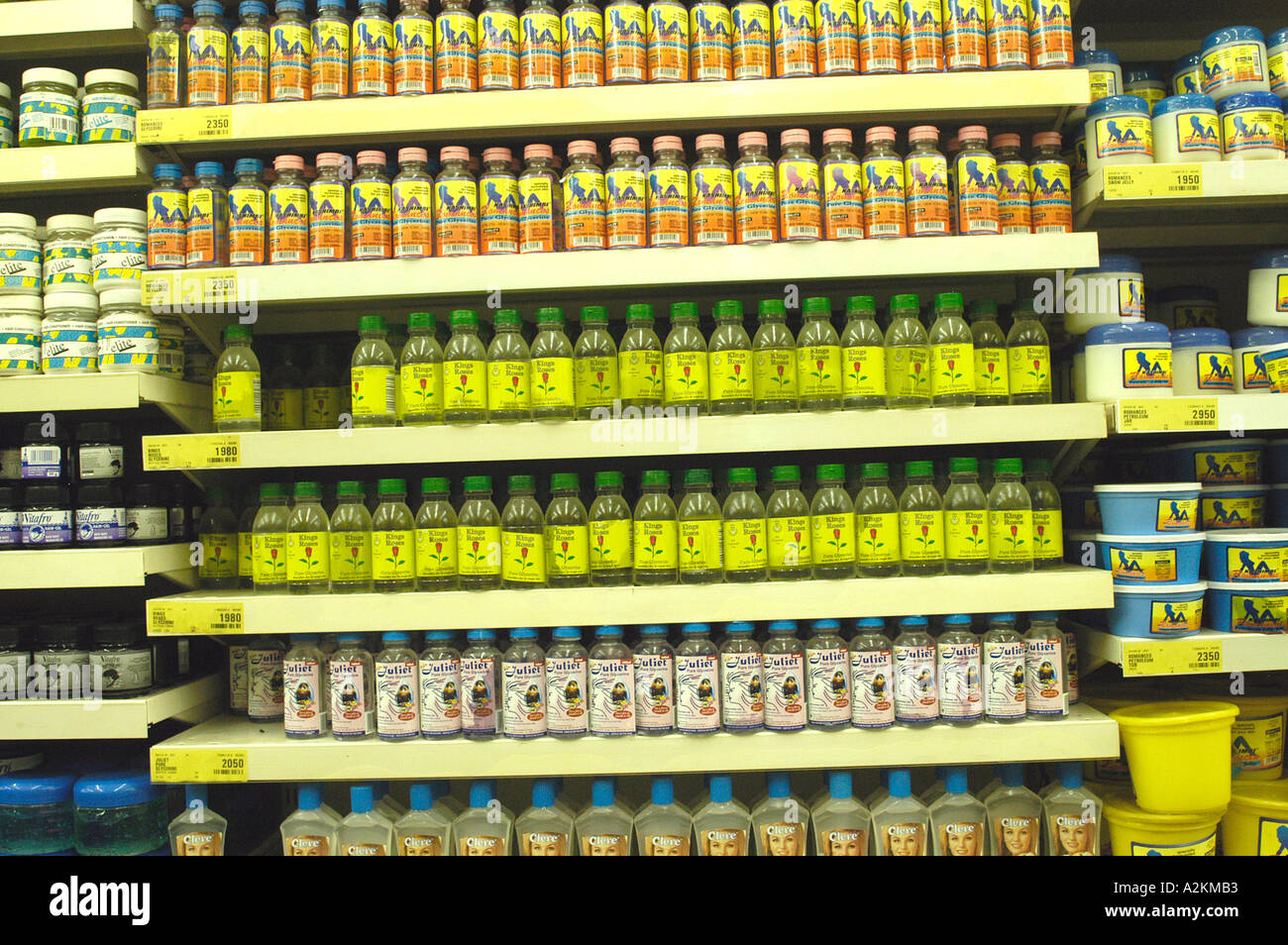 Afrikanische Hautpflege-Produkte in einem afrikanischen Supermarkt Stockfoto