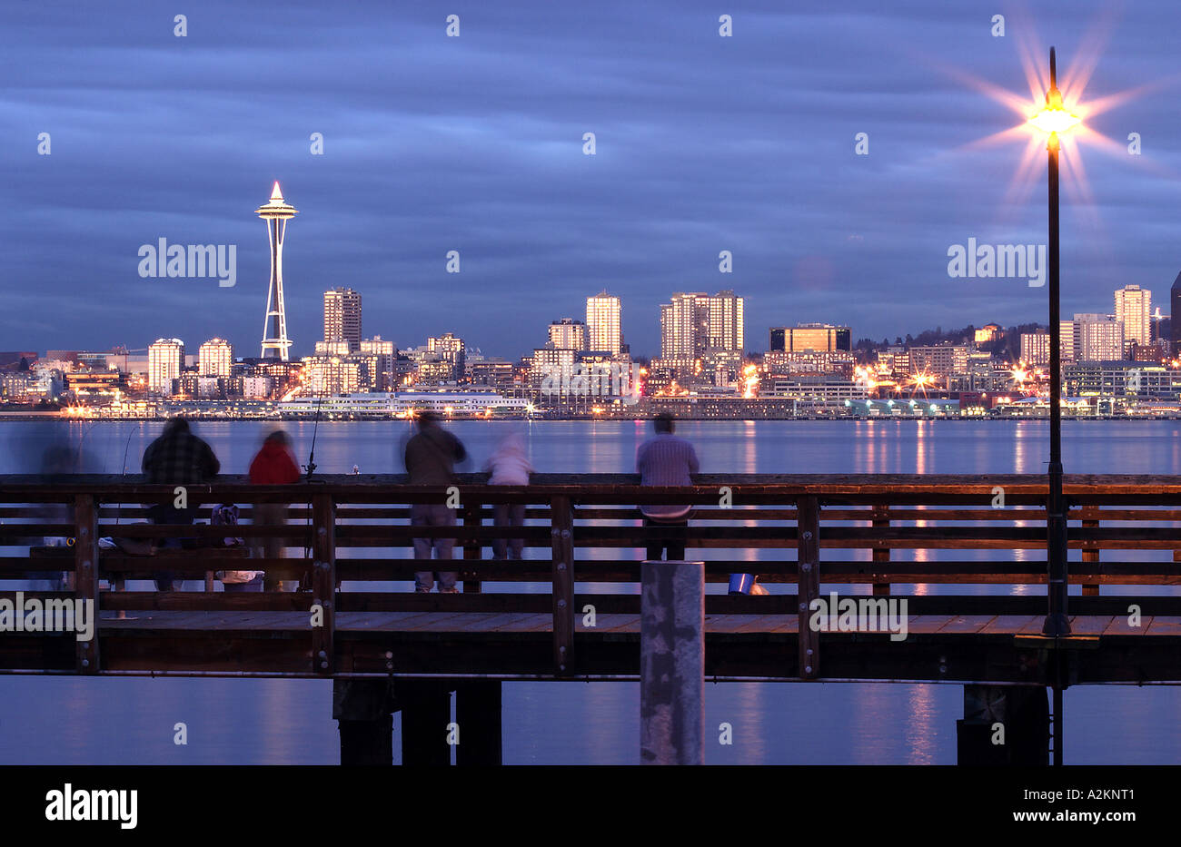 Fischer am Pier mit Skyline von Seattle und Elliot Bay betrachtet aus West Seattle Seattle Washington USA Stockfoto