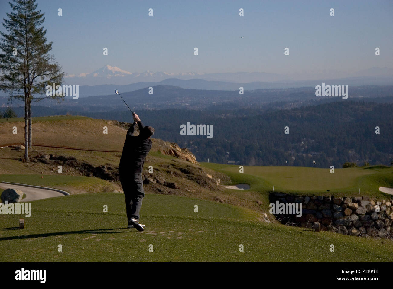 Ein Mann-Golf in British Columbia Kanada im Februar Stockfoto