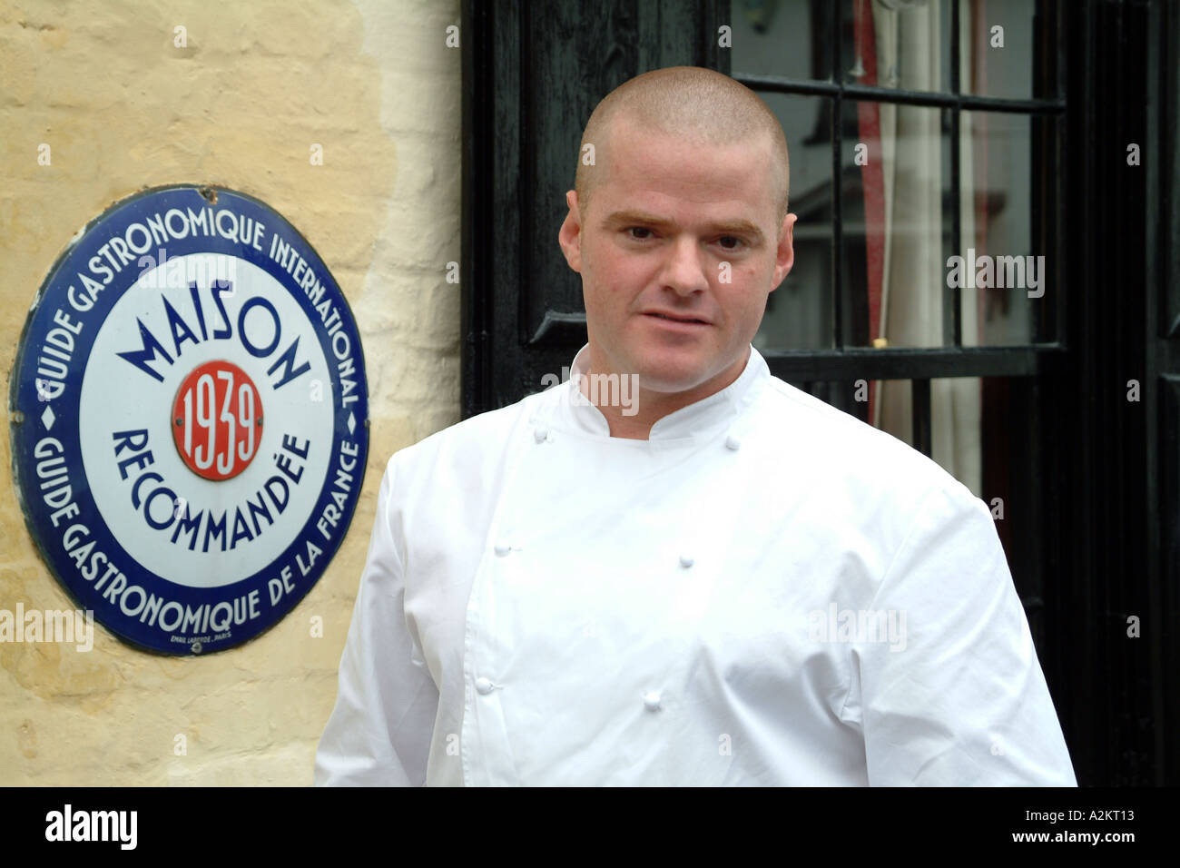 Heston Blumenthal bekannt drei Michelin-Sterne-Koch posiert mit einem 1939 Maison Recommandee Zeichen außerhalb der Hinds Head Bray Stockfoto