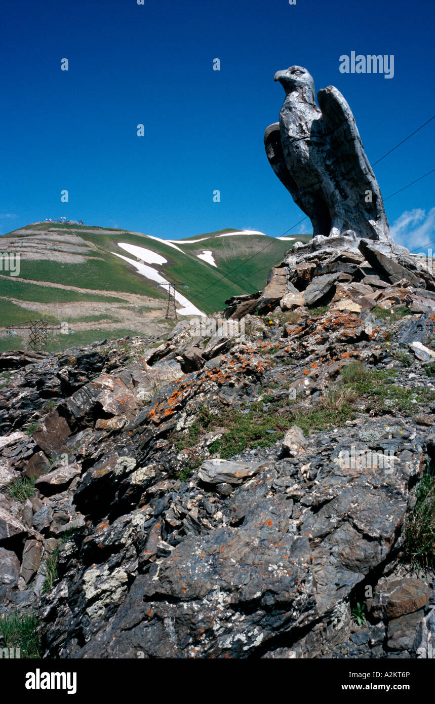 Die konkrete Statue eines Adlers markiert oben auf den Kaldama-Pass (3062m) im Fergana-Tal von Kirgisistan. Stockfoto